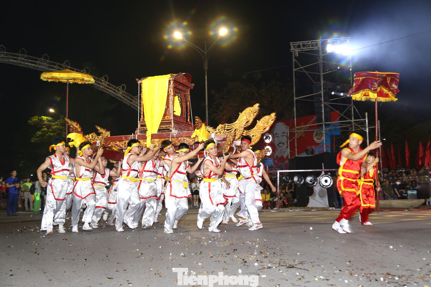 Kiệu được làm bằng gỗ, sơn son thiếp vàng, chạm trổ tinh vi. 20 thanh niên khỏe mạnh vừa khiêng, vừa chạy và hô to những câu hò vè, đồng dao… vừa tung kiệu lên theo từng đợt.