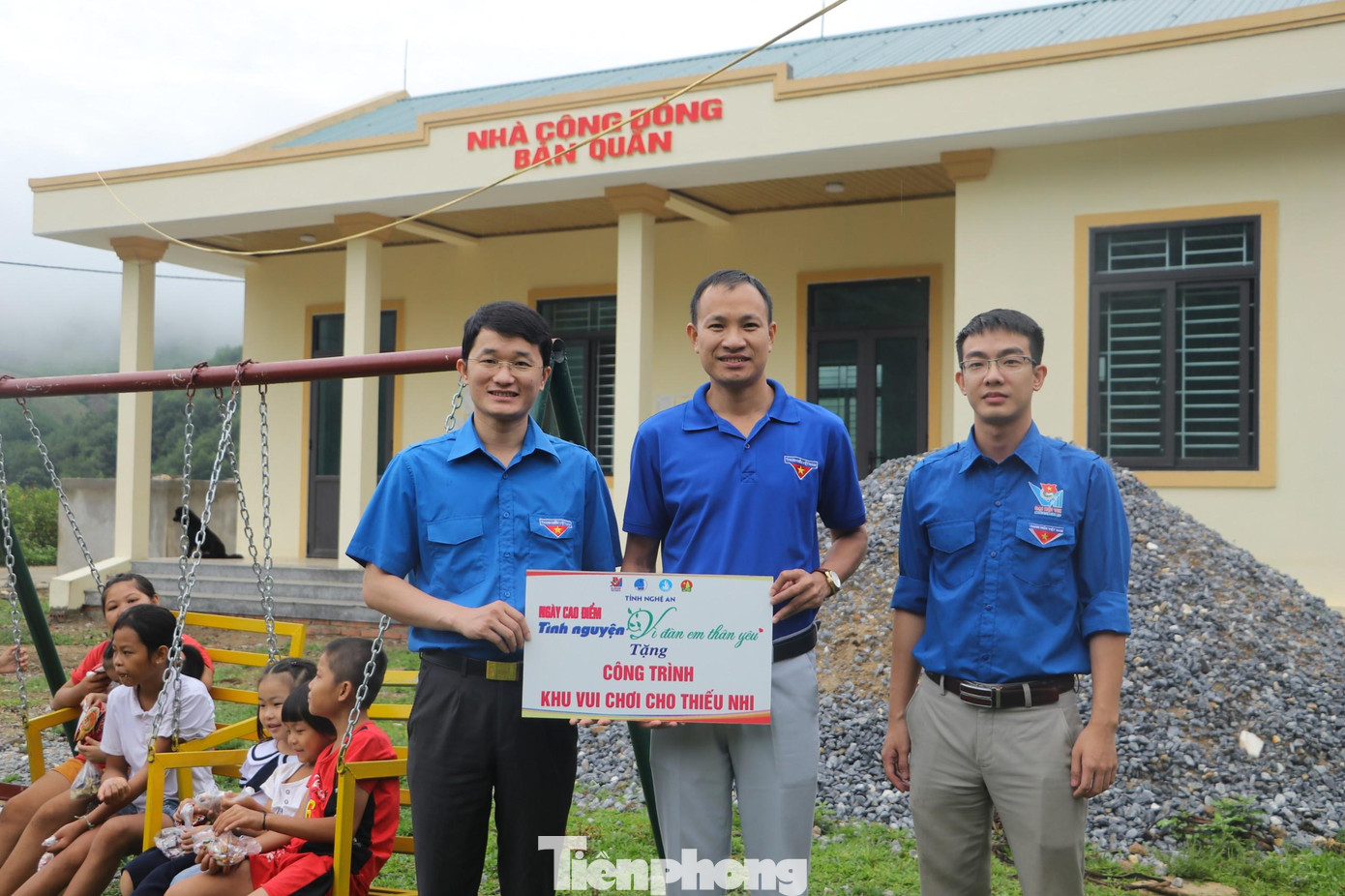 Anh Trần Linh – Phó Bí thư Tỉnh Đoàn Nghệ An trao công trình khu vui chơi cho thiếu nhi tại xã Liên Hợp, huyện Quỳ Hợp.