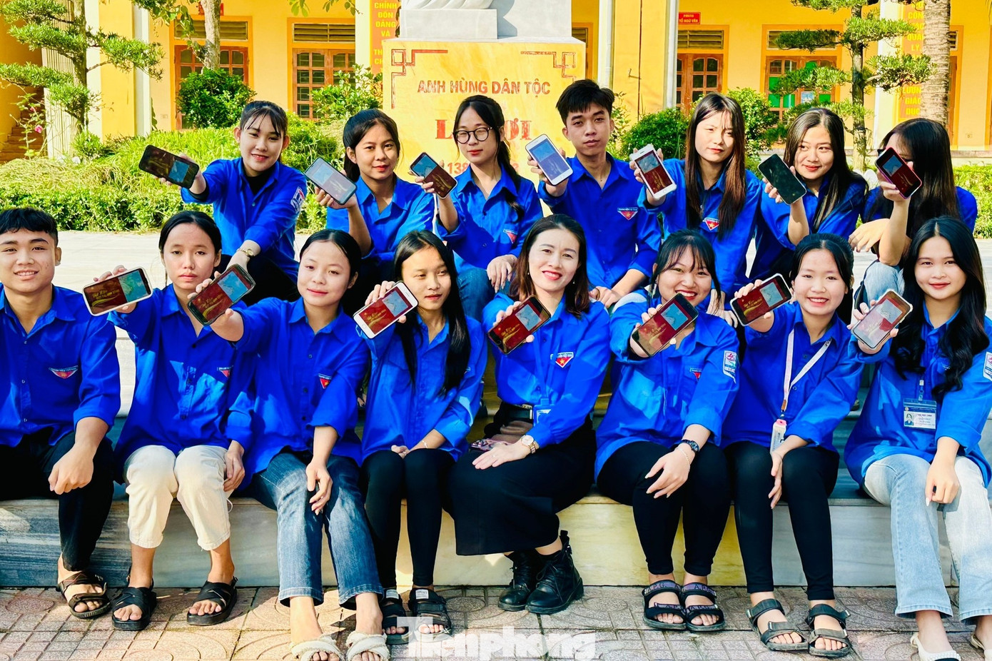 Hưởng ứng cuộc vận động “Tự hào một dải non sông” của T.Ư Đoàn TNCS Hồ Chí Minh, các cơ sở Đoàn trên địa bàn tỉnh Nghệ An đã phát động cán bộ, đoàn viên thanh niên treo bản đồ Việt Nam nơi làm việc, sinh hoạt cộng đồng của cơ quan, đơn vị, đặc biệt là vùng đồng bào dân tộc thiểu số; sử dụng hình nền máy tính, laptop cá nhân, điện thoại bằng hình bản đồ Việt Nam.