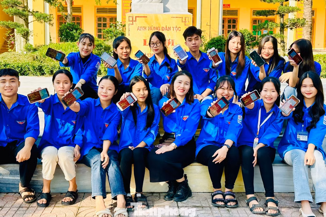 Hưởng ứng cuộc vận động “Tự hào một dải non sông” của T.Ư Đoàn TNCS Hồ Chí Minh, các cơ sở Đoàn trên địa bàn tỉnh Nghệ An đã phát động cán bộ, đoàn viên thanh niên treo bản đồ Việt Nam nơi làm việc, sinh hoạt cộng đồng của cơ quan, đơn vị, đặc biệt là vùng đồng bào dân tộc thiểu số; sử dụng hình nền máy tính, laptop cá nhân, điện thoại bằng hình bản đồ Việt Nam.