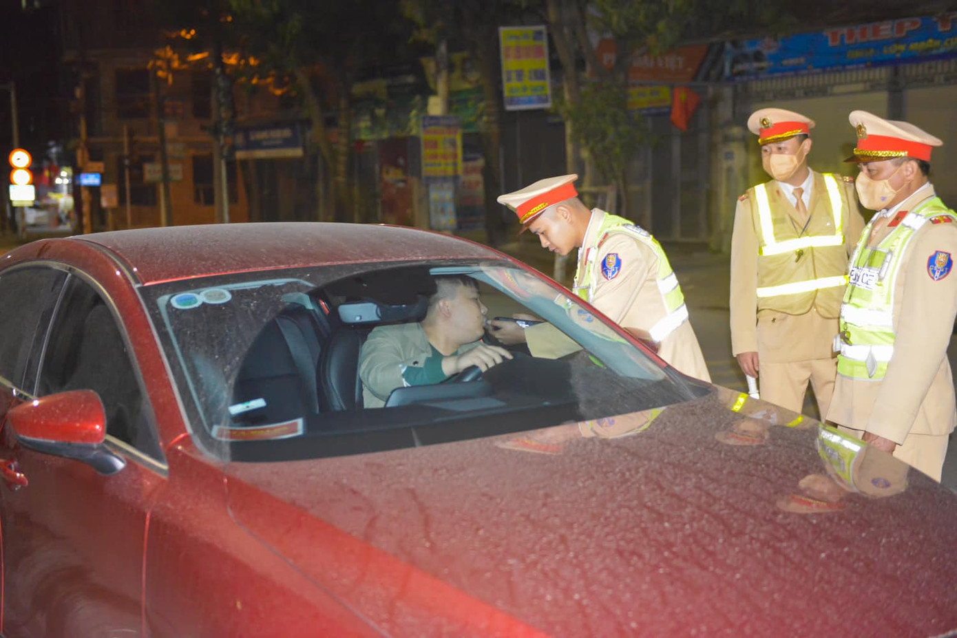 Công an TP Vinh kiểm tra nồng độ cồn đối với lái xe Công an TP Vinh kiểm tra nồng độ cồn đối với lái xe