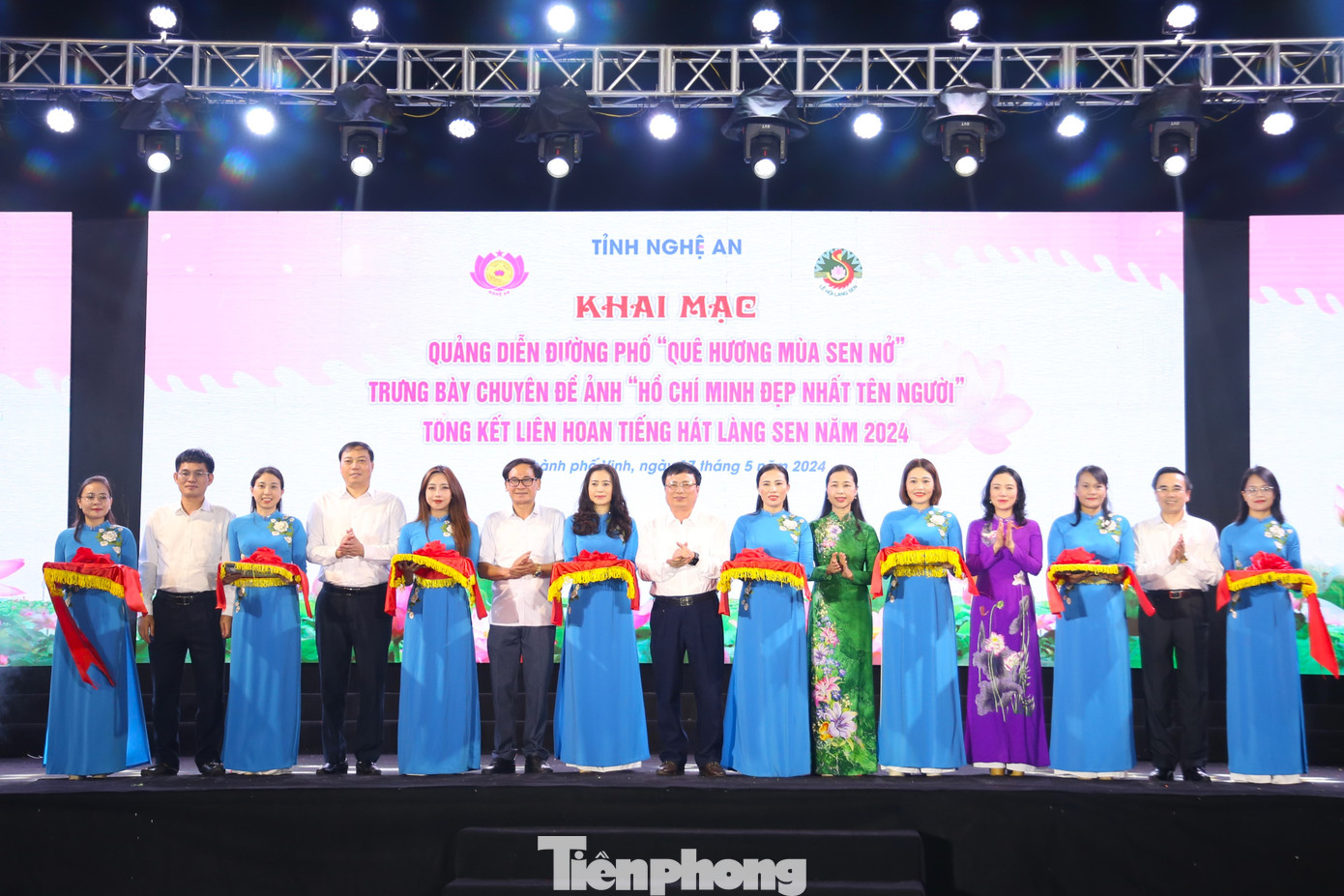 Tối cùng ngày, Sở Văn hóa và Thể thao tỉnh Nghệ An đã khai mạc triển lãm ảnh chuyên đề Hồ Chí Minh - đẹp nhất tên Người.