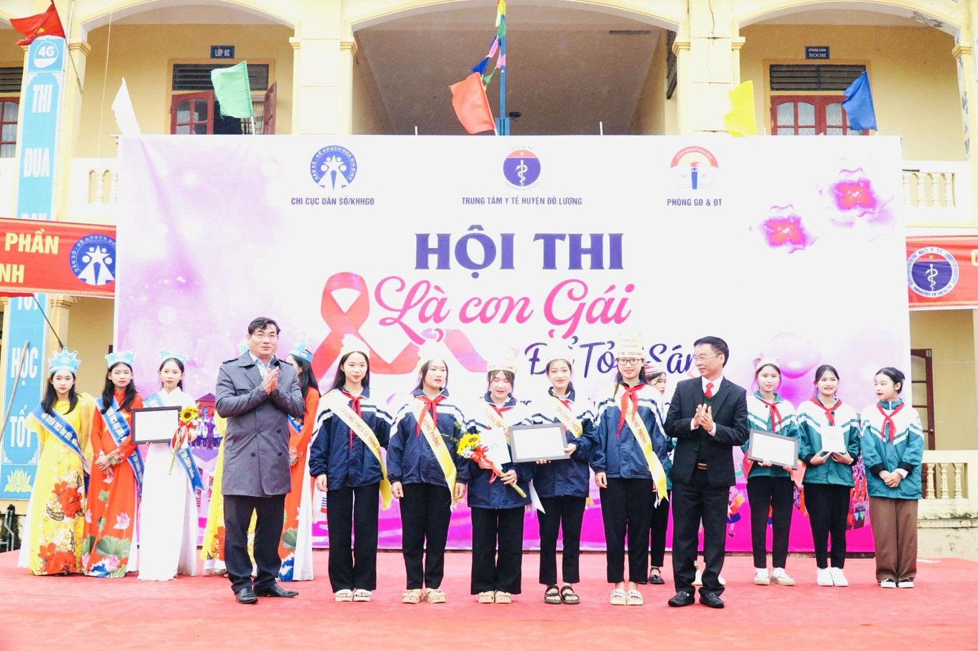 Trao giải cho các đội tham dự Hội thi Trao giải cho các đội tham dự Hội thi