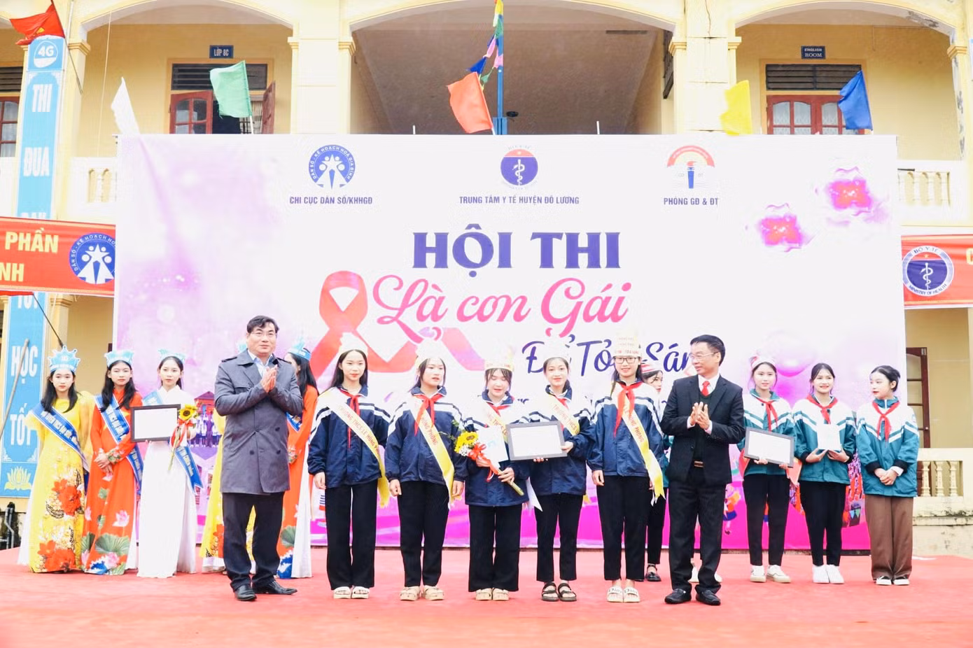 Trao giải cho các đội tham dự Hội thi