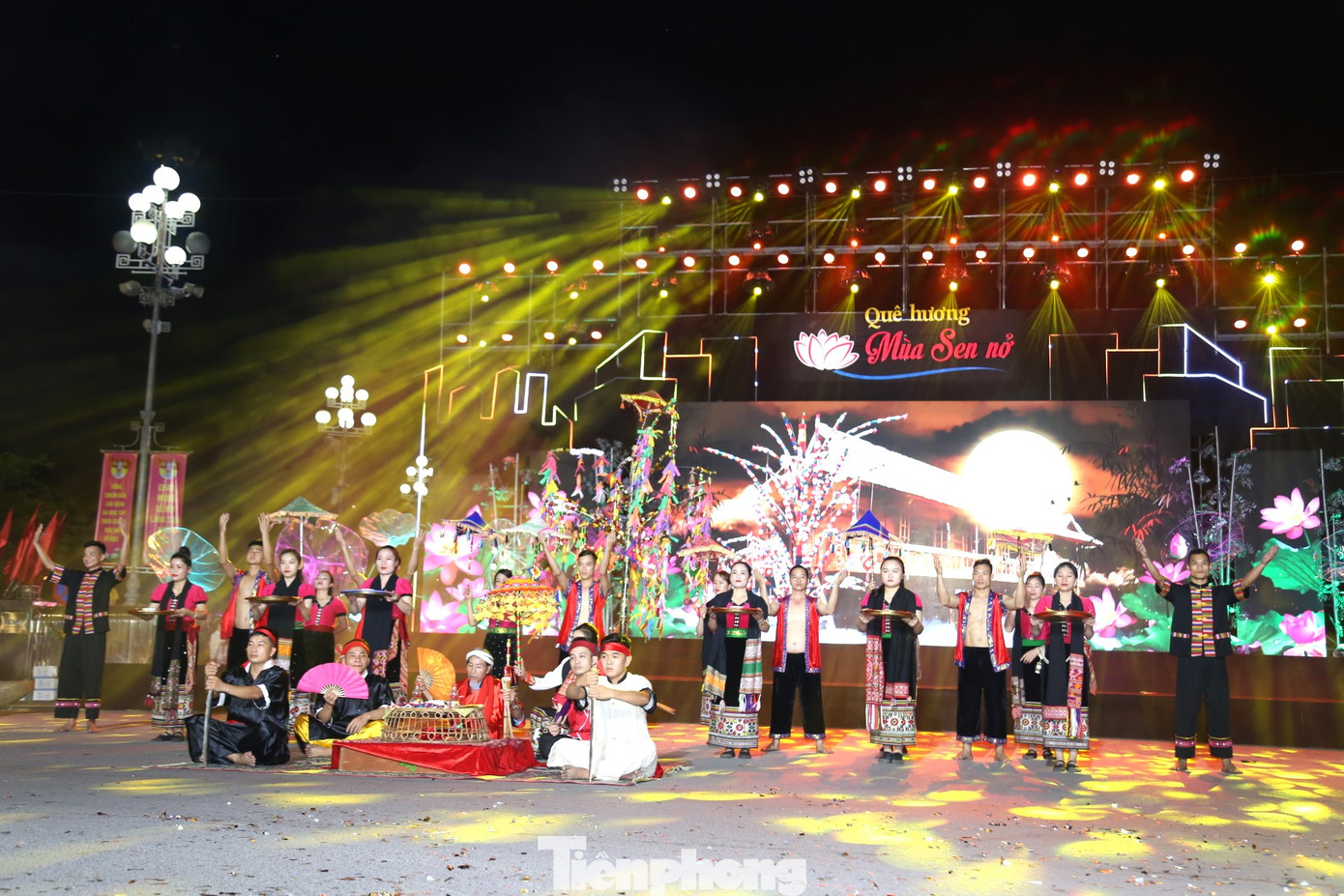 Lễ Xăng Khan của đồng bào dân tộc Thái, bắt nguồn từ nghi lễ cúng tổ tiên của thầy Mo. Ở đó, thầy Mo làm cầu nối giữa con người với Thần Linh.