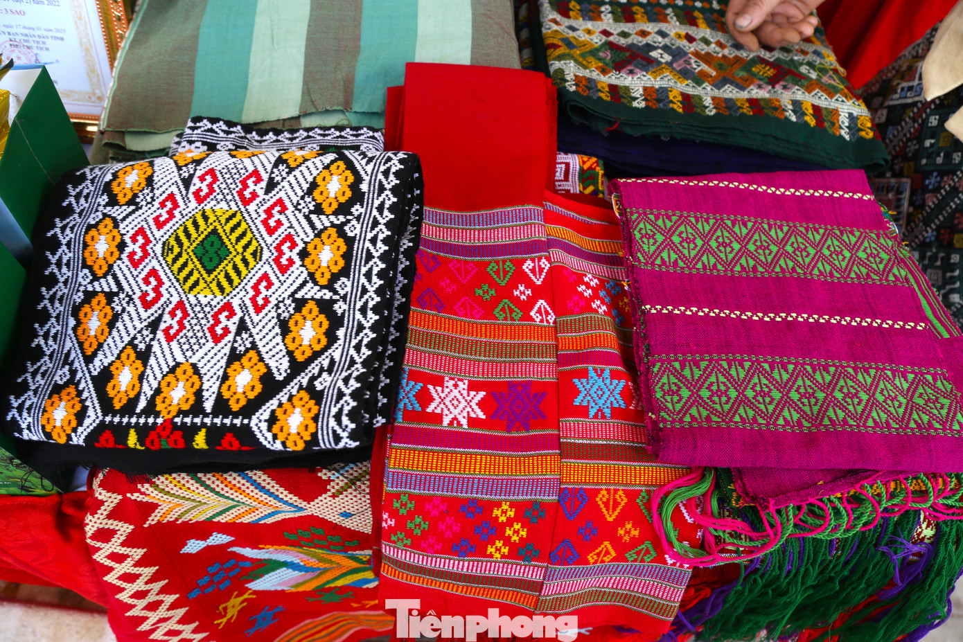 Sản phẩm dệt thổ cẩm bản Na Loi, xã Na Loi, huyện Kỳ Sơn, Nghệ An. Ngày 7/1/2022, bản Na Loi long trọng tổ chức Lễ đón Bằng công nhận làng nghề dệt thổ cẩm của UBND tỉnh Nghệ An. Sản phẩm dệt thổ cẩm bản Na Loi, xã Na Loi, huyện Kỳ Sơn, Nghệ An. Ngày 7/1/2022, bản Na Loi long trọng tổ chức Lễ đón Bằng công nhận làng nghề dệt thổ cẩm của UBND tỉnh Nghệ An.