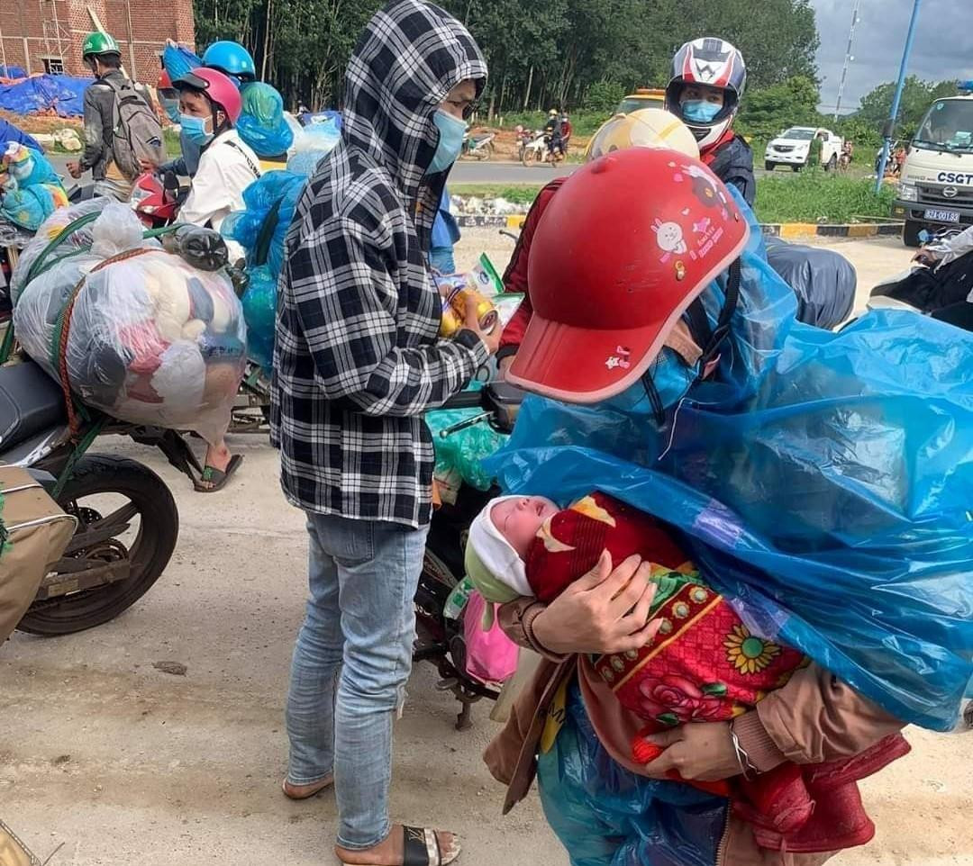 Hình ảnh bé trai mới 9 ngày tuổi cùng bố mẹ đi xe máy vượt ngàn cây số khiến nhiều người xúc động, lo lắng cho an toàn của cả gia đình