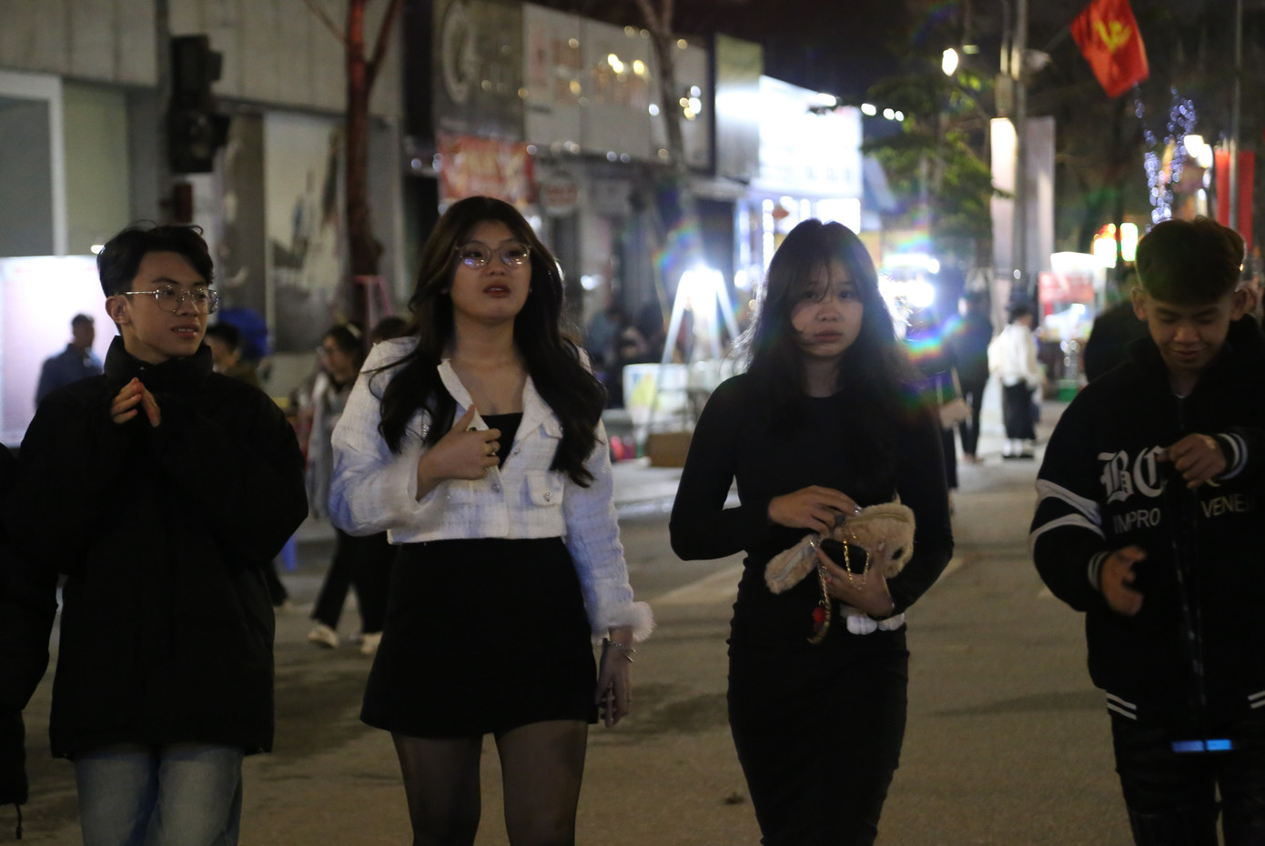 Nhiều bạn trẻ đến Quảng trường Hồ Chí Minh đón năm mới. Nhiều bạn trẻ đến Quảng trường Hồ Chí Minh đón năm mới.