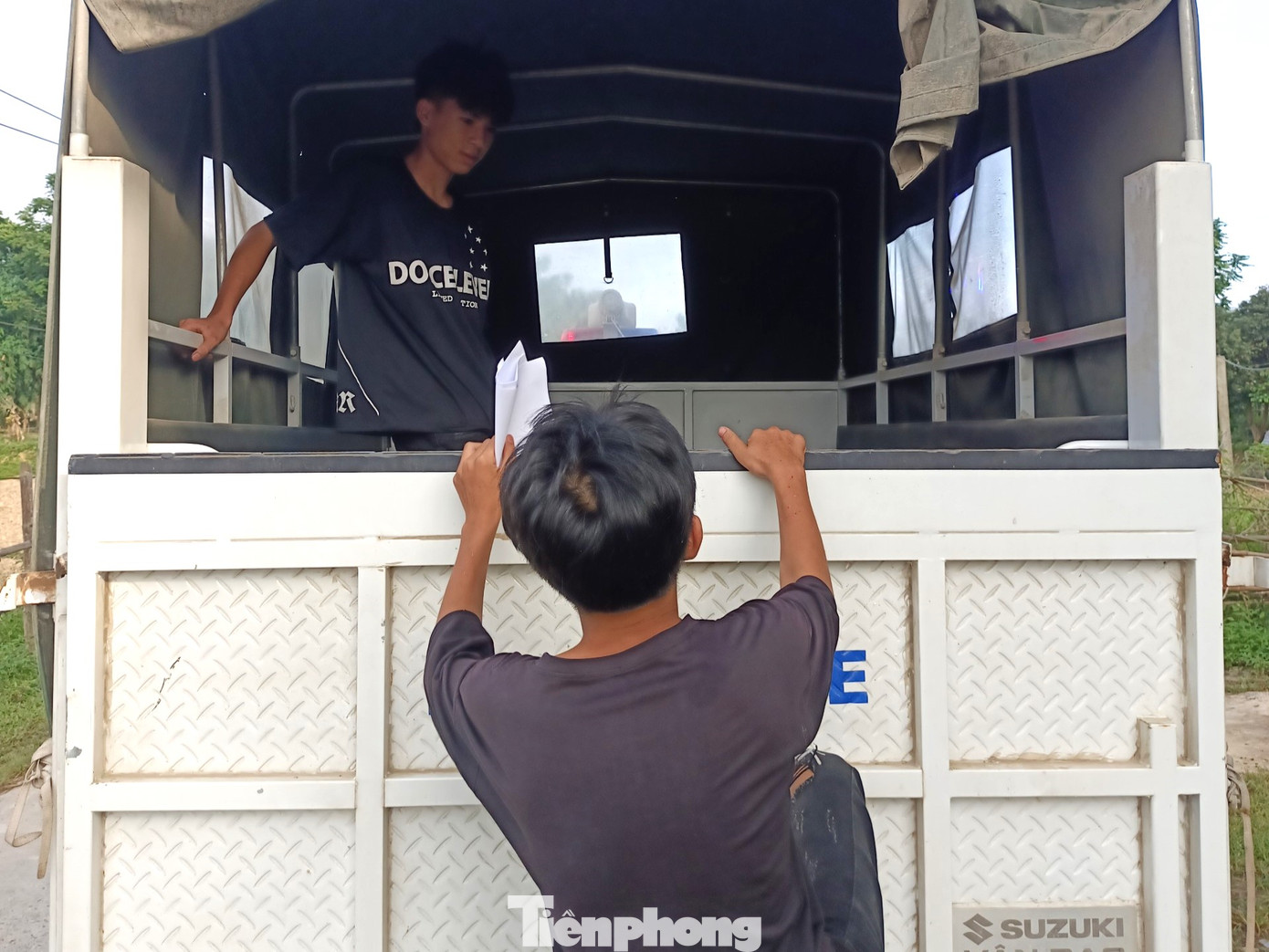 Hai em nhanh chóng leo lên xe để đến điểm thi.