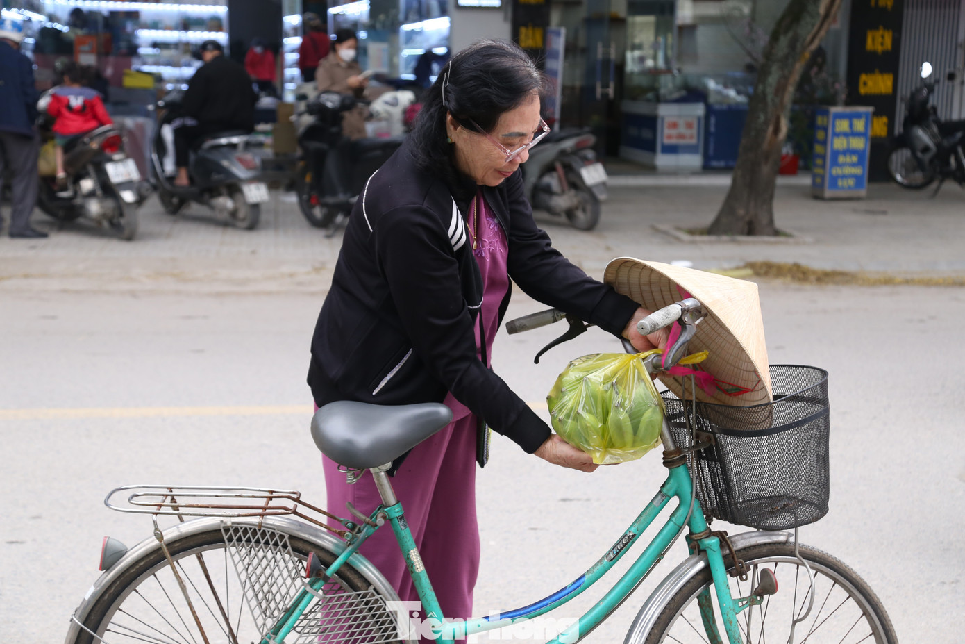 Là vật phẩm không thể thiếu trên bàn thờ gia tiên nên dù giá cao, chuối xanh vẫn đắt khách.