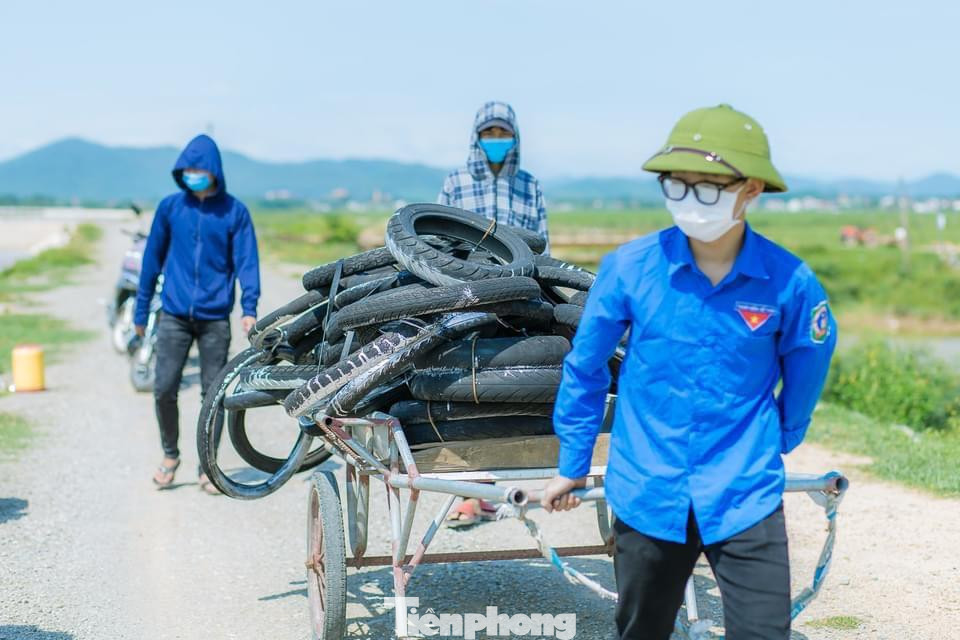 Hiện, mô hình được các các cơ sở Đoàn đồng loạt triển khai. Toàn huyện đã làm được gần 1.000 chiếc thang cứu đuối và đem tới đặt tại các điểm nguy hiểm trên dòng sông Đào và các hồ đập khác trên địa bàn. Mỗi điểm cách nhau 10m. (Ảnh: TH)