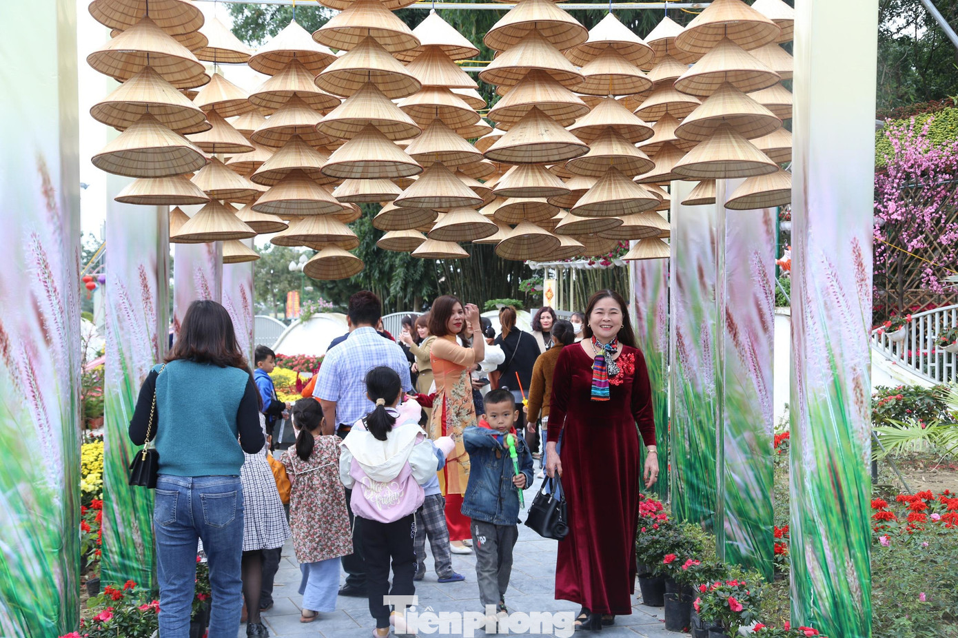 Nón lá được trang trí tạo thành điểm nhấn ấn tượng.