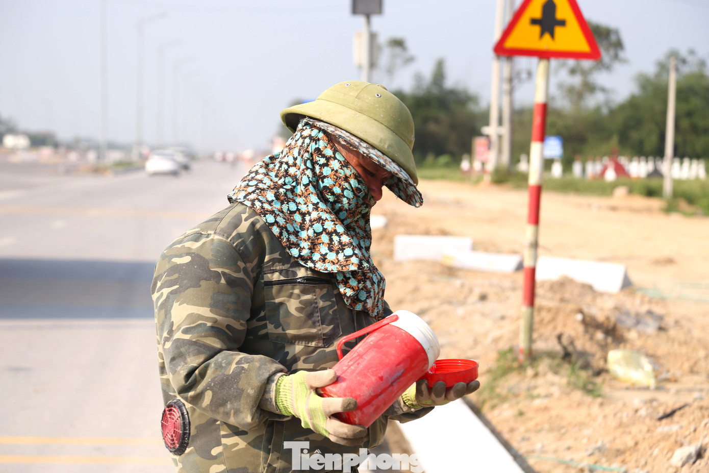 Dưới cái nắng nóng như đổ lửa, công nhân phải uống nước liên tục.