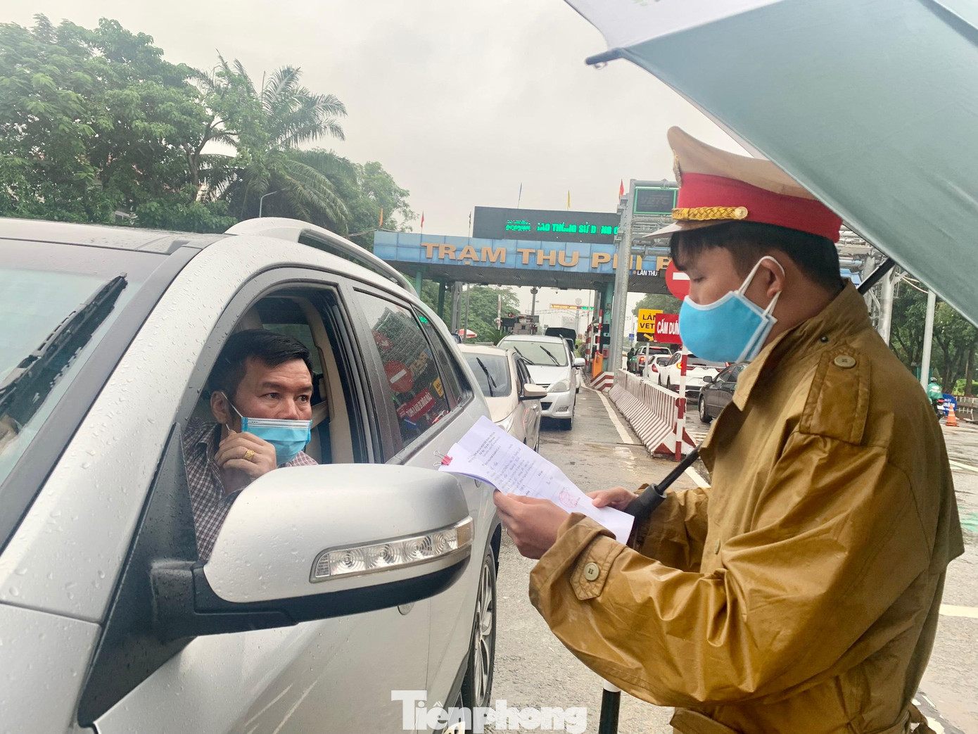 Kiểm tra giấy tờ đi đường của người dân tại chốt kiểm soát cầu Bến Thủy 1 Kiểm tra giấy tờ đi đường của người dân tại chốt kiểm soát cầu Bến Thủy 1