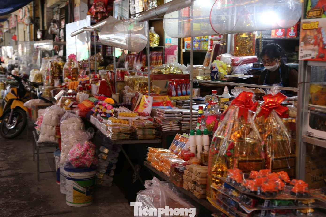 Bà Phạm Thị Hoa - một tiểu thương kinh doanh mặt hàng vàng mã cho biết: “Từ khi ra Tết, dịch bệnh phức tạp nên chẳng bán được, không ai nhập hàng mấy. Ngày rằm tháng Giêng ở chợ cũng rất vắng vẻ, không có khách”.