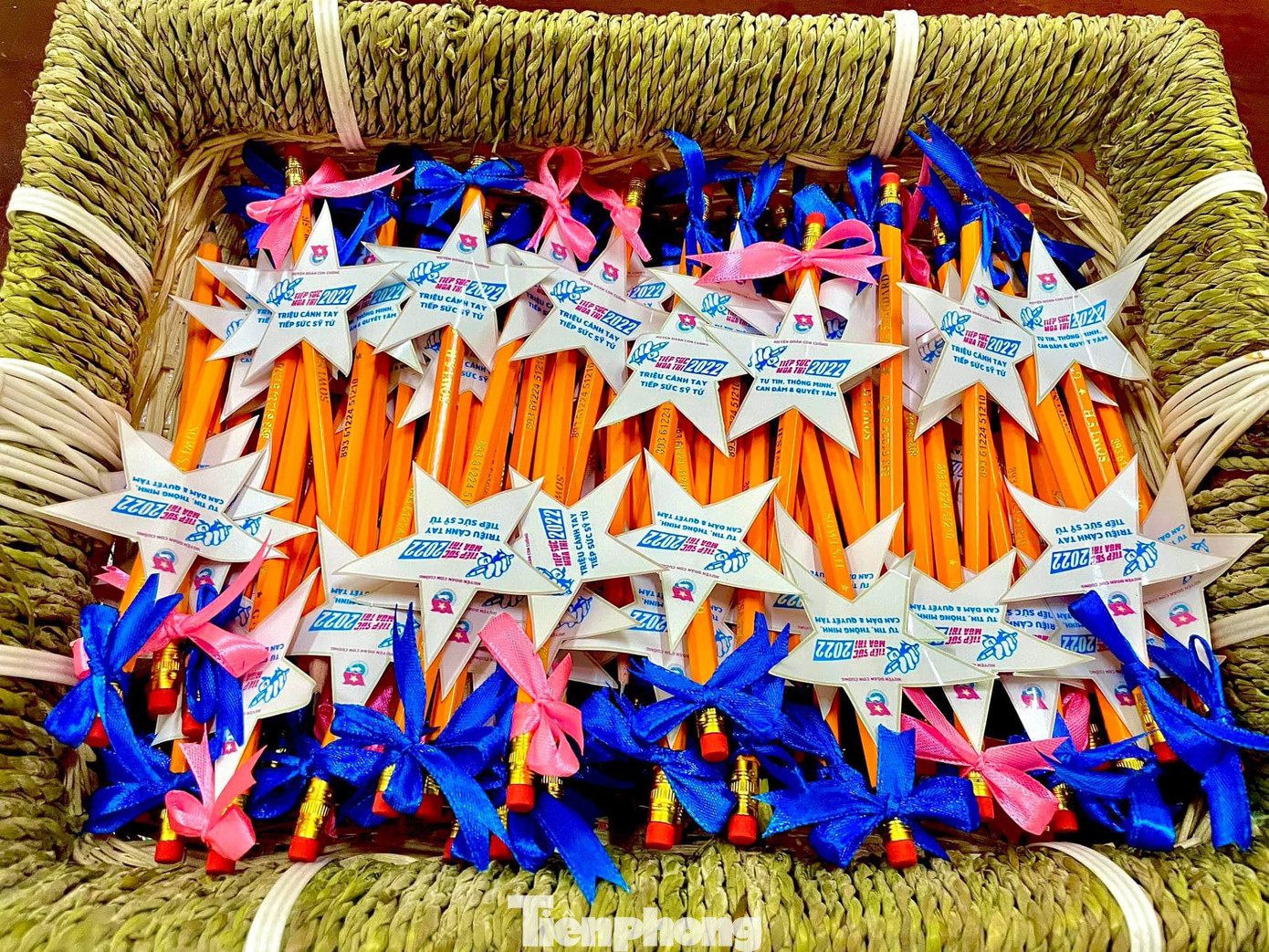 Dụng cụ tiếp sức mùa thi trở nên đẹp và ý nghĩa hơn nhờ sự trang trí của các bạn trẻ.