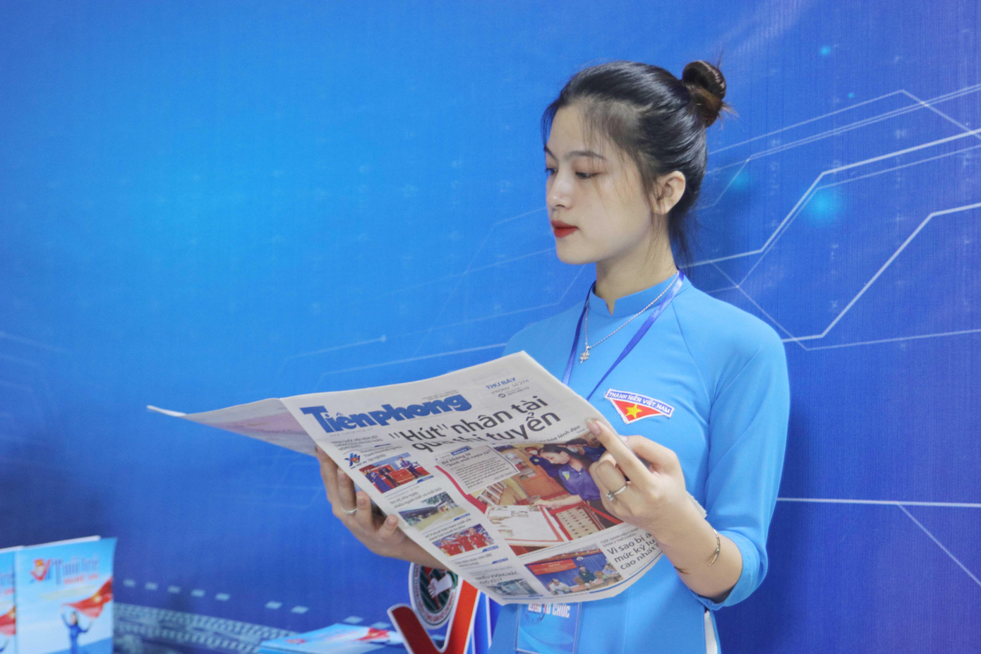 Bạn Nguyễn Thị Ngọc Ánh (SN 2002), sinh viên ngành Kinh tế đầu tư Trường Đại học Vinh chăm chú đọc báo Tiền Phong.