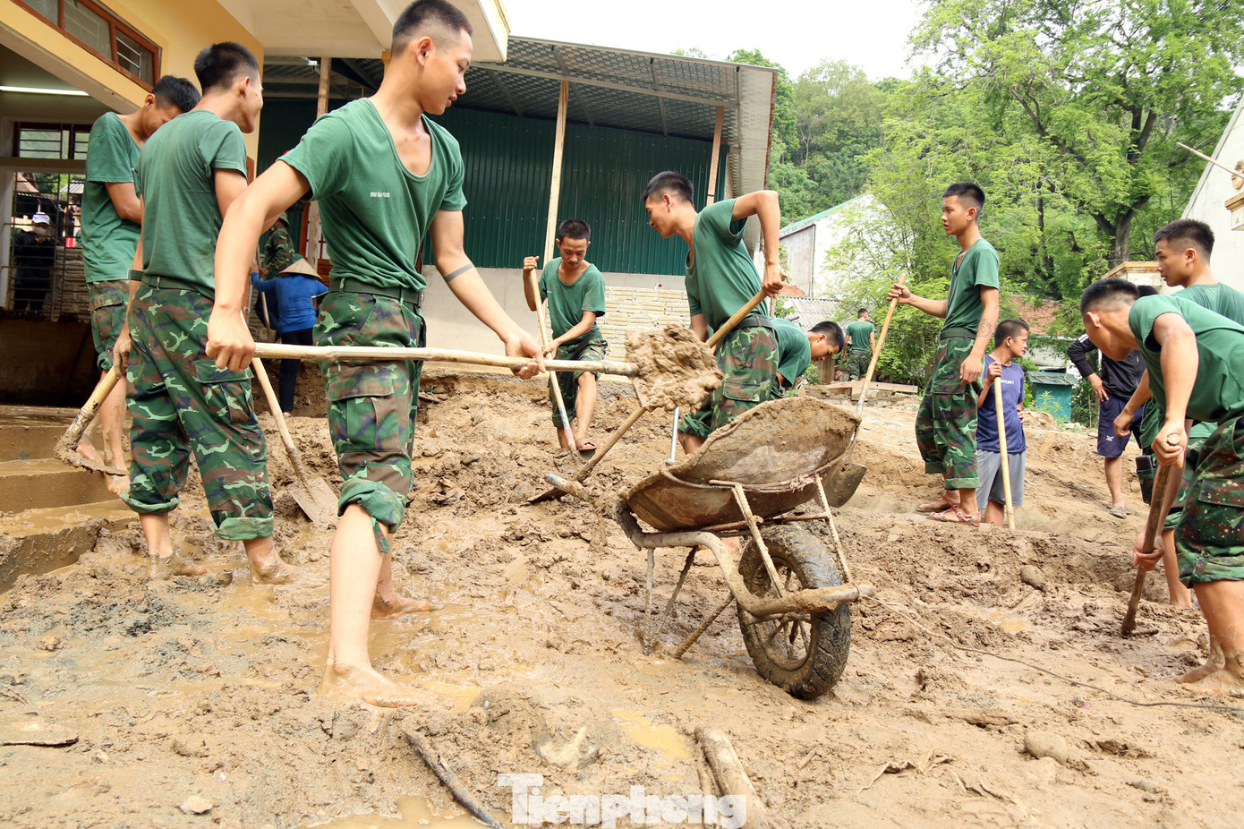 Lượng lớn bùn đất bị vùi lấp lâu ngày nên công việc trở nên khó khăn hơn.