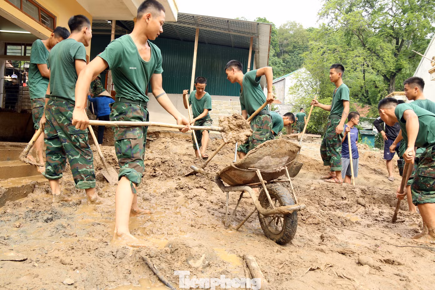 Lượng lớn bùn đất bị vùi lấp lâu ngày nên công việc trở nên khó khăn hơn.