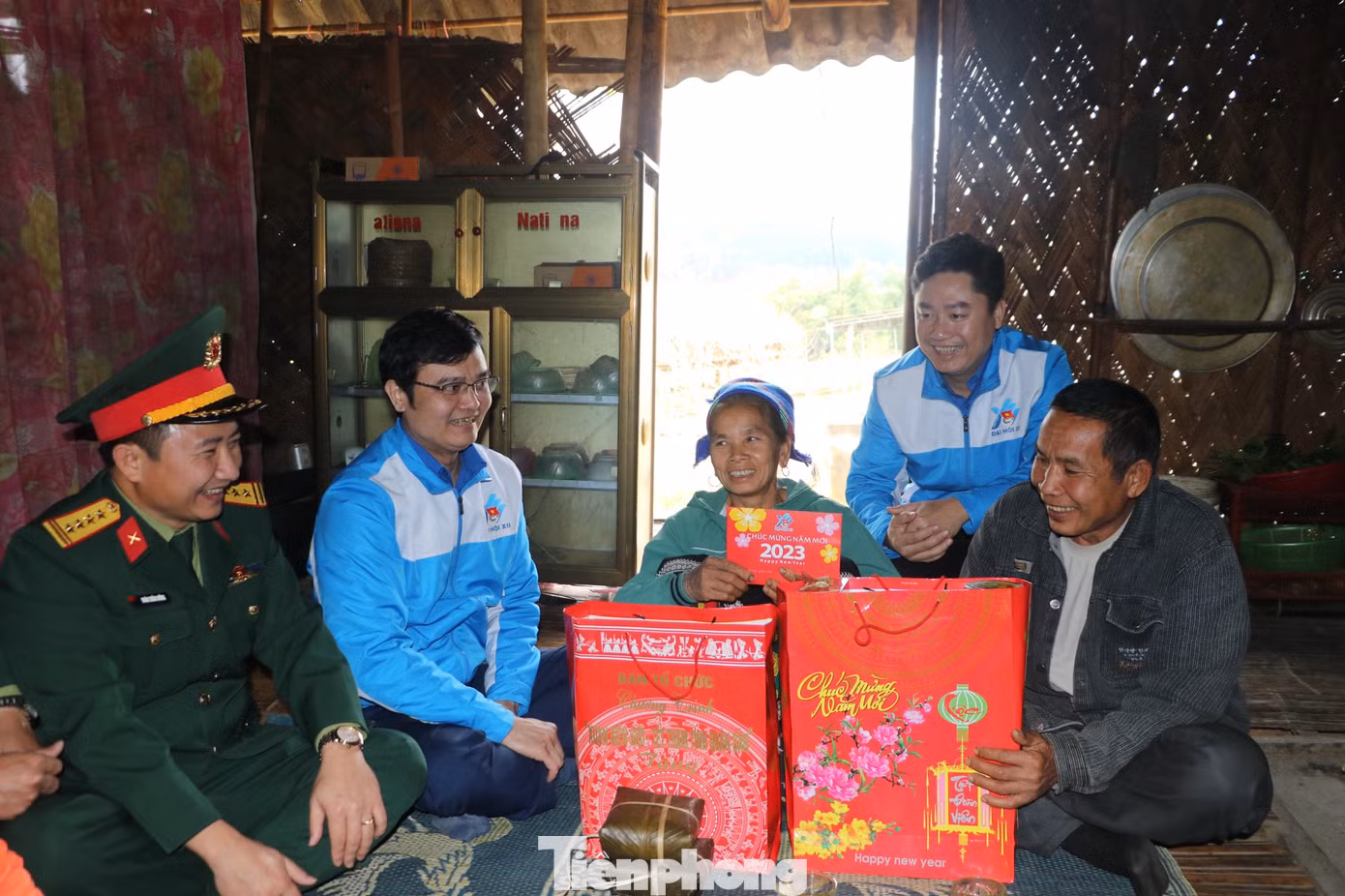 Anh Bùi Quang Huy, Ủy viên dự khuyết T.Ư Đảng, Bí thư thứ nhất T.Ư Đoàn và Đại tá Đoàn Xuân Bường, Phó Chính ủy QK4 thăm, tặng quà cho hộ gia đình ông Lô Văn Phòng (SN 1964), có hoàn cảnh khó khăn.