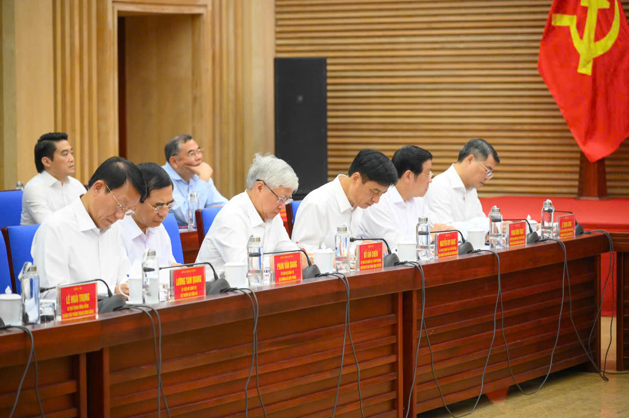 Các đại biểu Trung ương dự buổi làm việc. Các đại biểu Trung ương dự buổi làm việc.