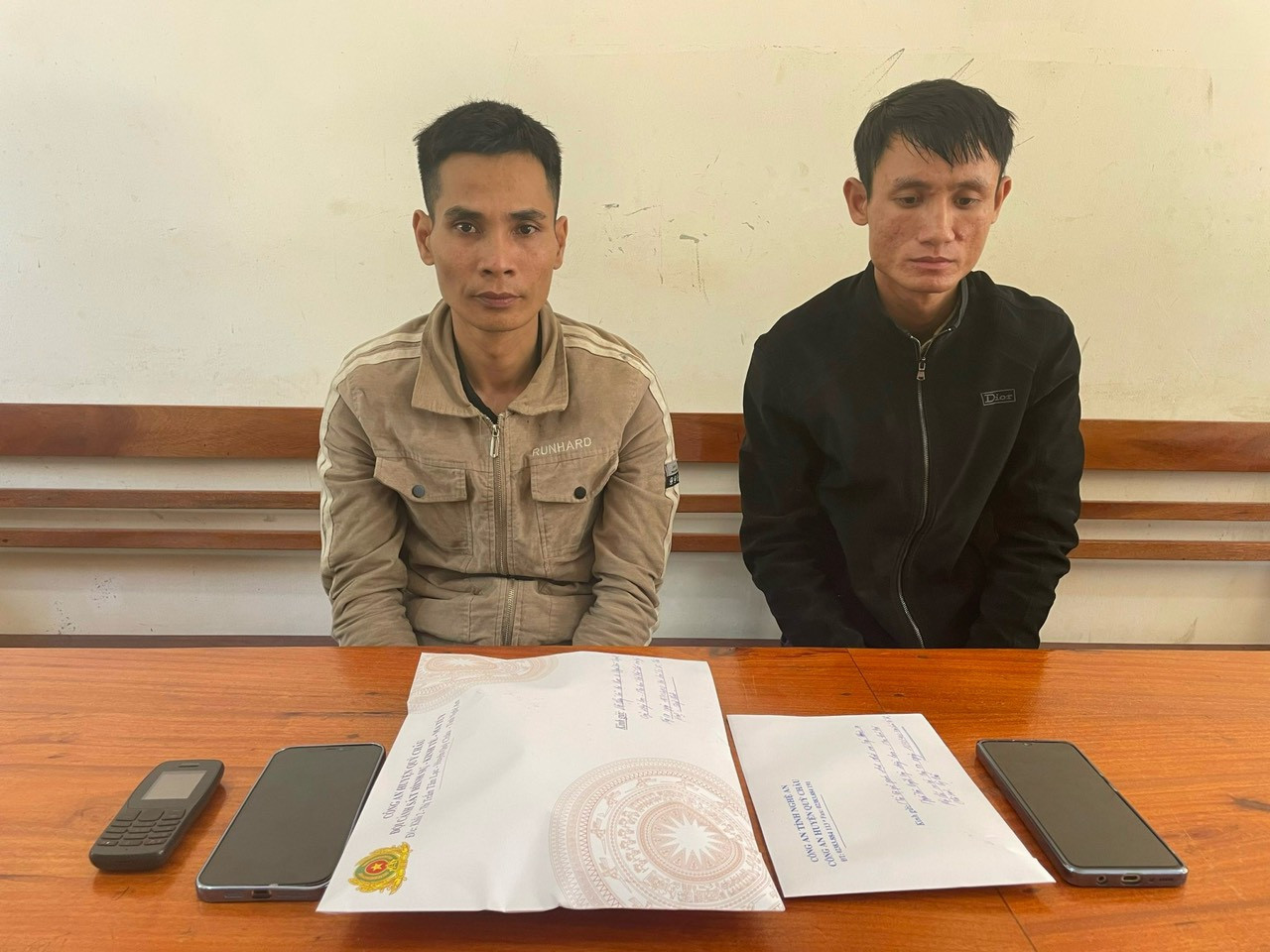 Đối tượng Nguyễn Văn Quỳnh (trái) và Trần Văn Trình cùng tang vật tại cơ quan Công an Đối tượng Nguyễn Văn Quỳnh (trái) và Trần Văn Trình cùng tang vật tại cơ quan Công an