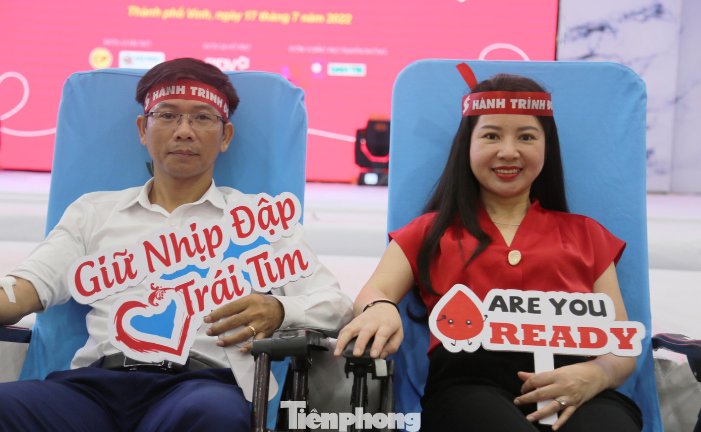 Gần 2.000 người tham gia ngày hội "Giọt hồng xứ Nghệ". (Ảnh: TH) Gần 2.000 người tham gia ngày hội "Giọt hồng xứ Nghệ". (Ảnh: TH)