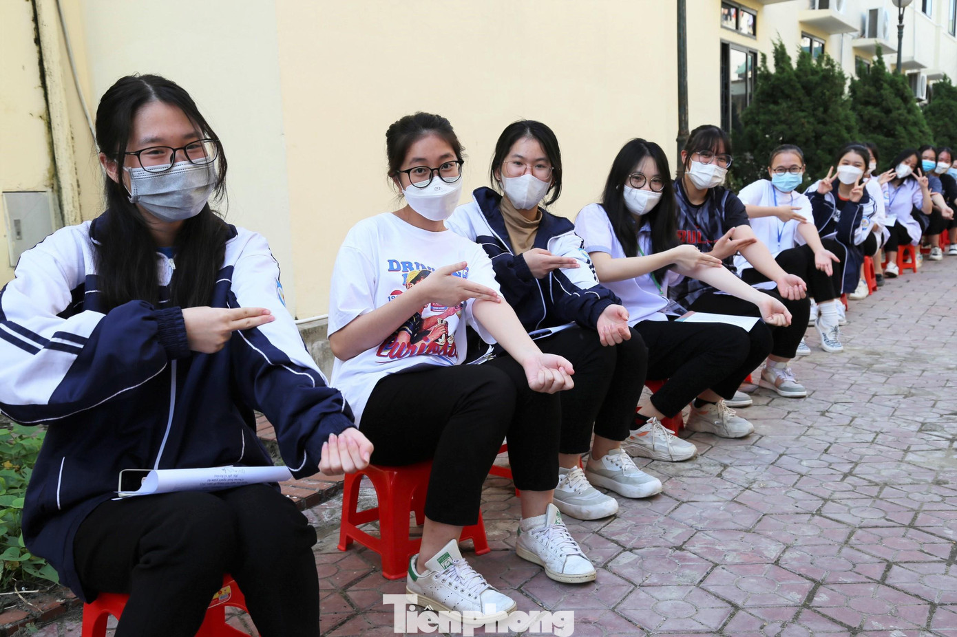 Ghi nhận của PV sáng 27/11 tại điểm trường THPT chuyên Phan Bội Châu (Nghệ An), nhà trường phối hợp với Bệnh viện Quân y 4 tiêm vắc xin cho học sinh tại trường. Học sinh khi đến tiêm sẽ được giáo viên hướng dẫn xếp hàng, kiểm tra thông tin, sau đó nhân viên y tế khám sàng lọc trước khi tiêm.