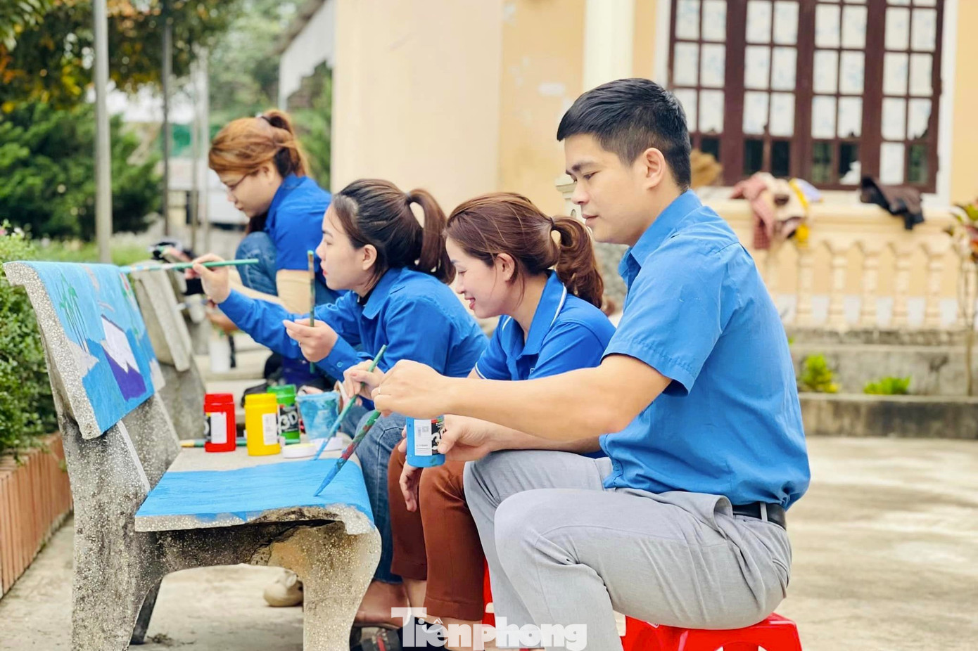 Anh Võ Đức Tùng - Bí thư Huyện Đoàn Nghĩa Đàn cho biết, chủ đề được chọn để vẽ lên những chiếc ghế đá thể hiện thông điệp Tự hào một dải non sông, biển đảo, Bác Hồ với thanh thiếu nhi,... Trong Tháng Thanh niên, đoàn viên thanh niên đã vẽ được 46 bức tranh. Thời gian tới, Huyện đoàn sẽ tiếp tục chỉ đạo các đơn vị triển khai, phấn đấu trong năm hoàn thành 200 bức tranh.