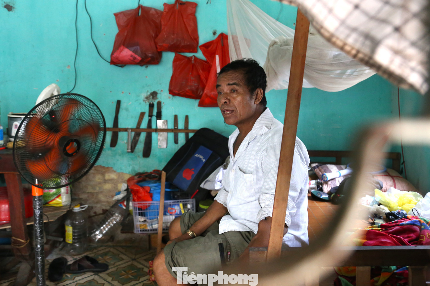 Bệnh tật kéo dài nhiều năm đã bào mòn kinh tế, sức khỏe của những bệnh nhân chạy thận. Những ngày nắng nóng gay gắt, nhiệt độ cao khiến họ cảm thấy ngộp thở.