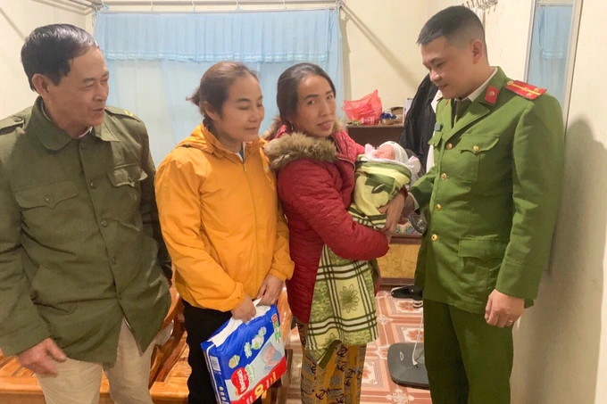Bé gái sơ sinh được giao cho cán bộ Trạm y tế xã Nghĩa Hội chăm sóc.