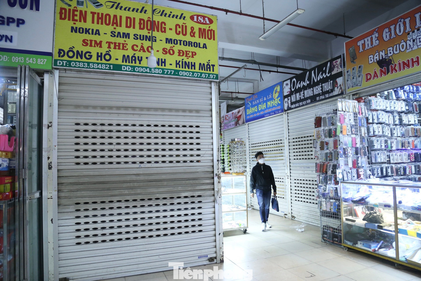 Ghi nhận tại chợ Vinh, khu chợ lớn và sầm uất nhất ở Nghệ An, hàng trăm ki-ốt ở tầng 1, tầng 2 luôn trong tình trạng đóng cửa, treo biển sang nhượng hoặc cho thuê