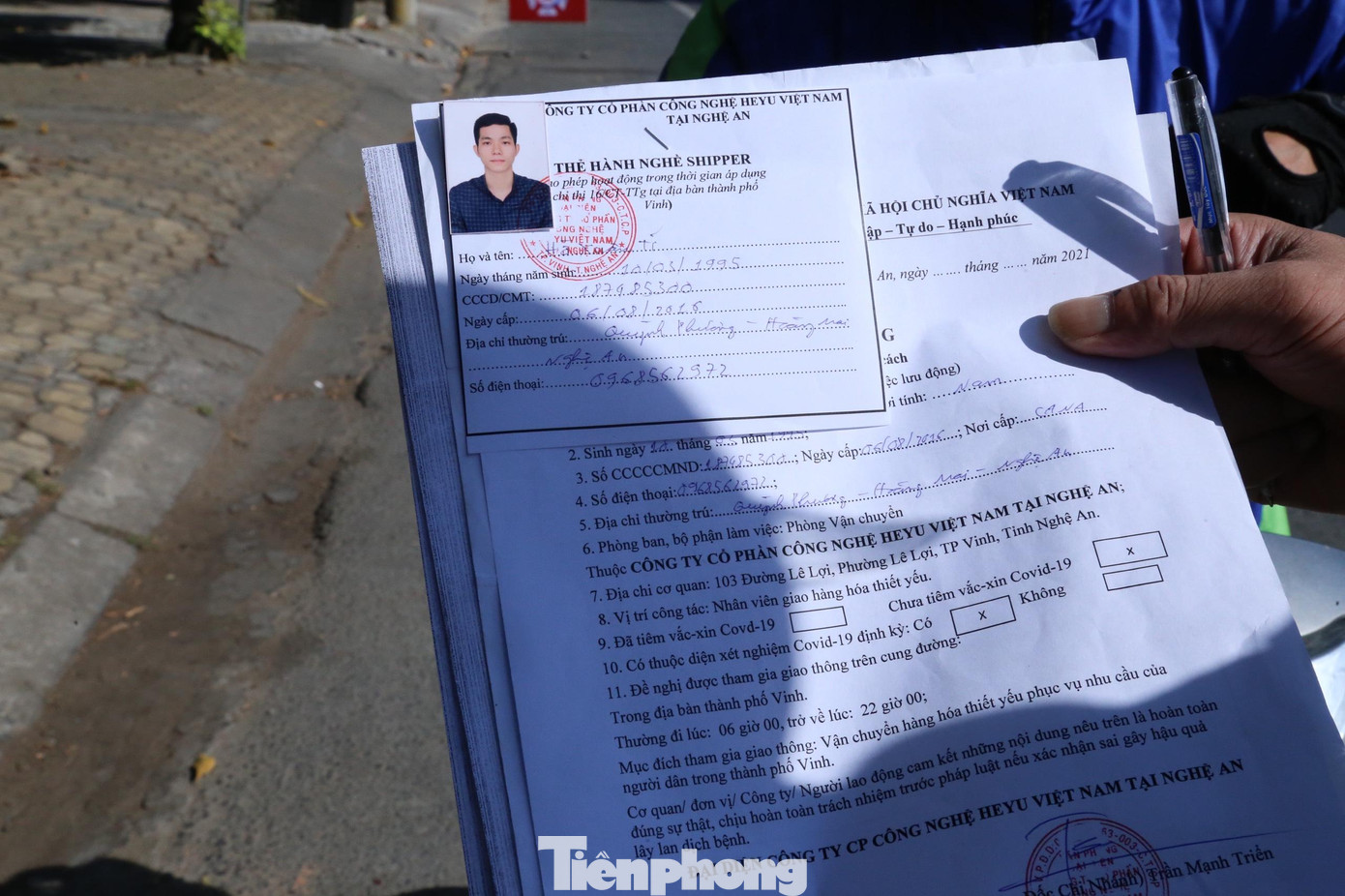 Bắt đầu từ ngày 22/8, thành phố Vinh dừng hoạt động shipper tự do, các shipper chính thống khi đi lại trên đường phải có giấy báo kết quả xét nghiệm âm tính bằng PCR (trong thời hạn 72 giờ), thẻ hành nghề có xác nhận của chủ doanh nghiệp; sổ nhật trình giao nhận hàng hóa.