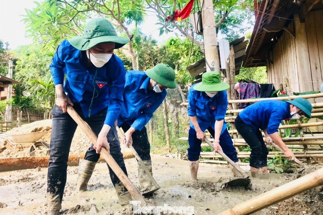 Chị Lan (ngoài cùng bên trái) tham gia đổ bê tông cho nhà dân.
