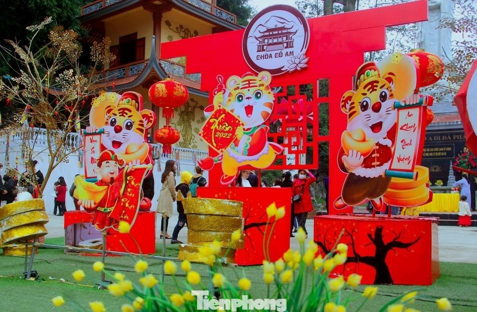 Năm nay, hình tượng con hổ được trang trí nổi bật ngay trung tâm sân chùa