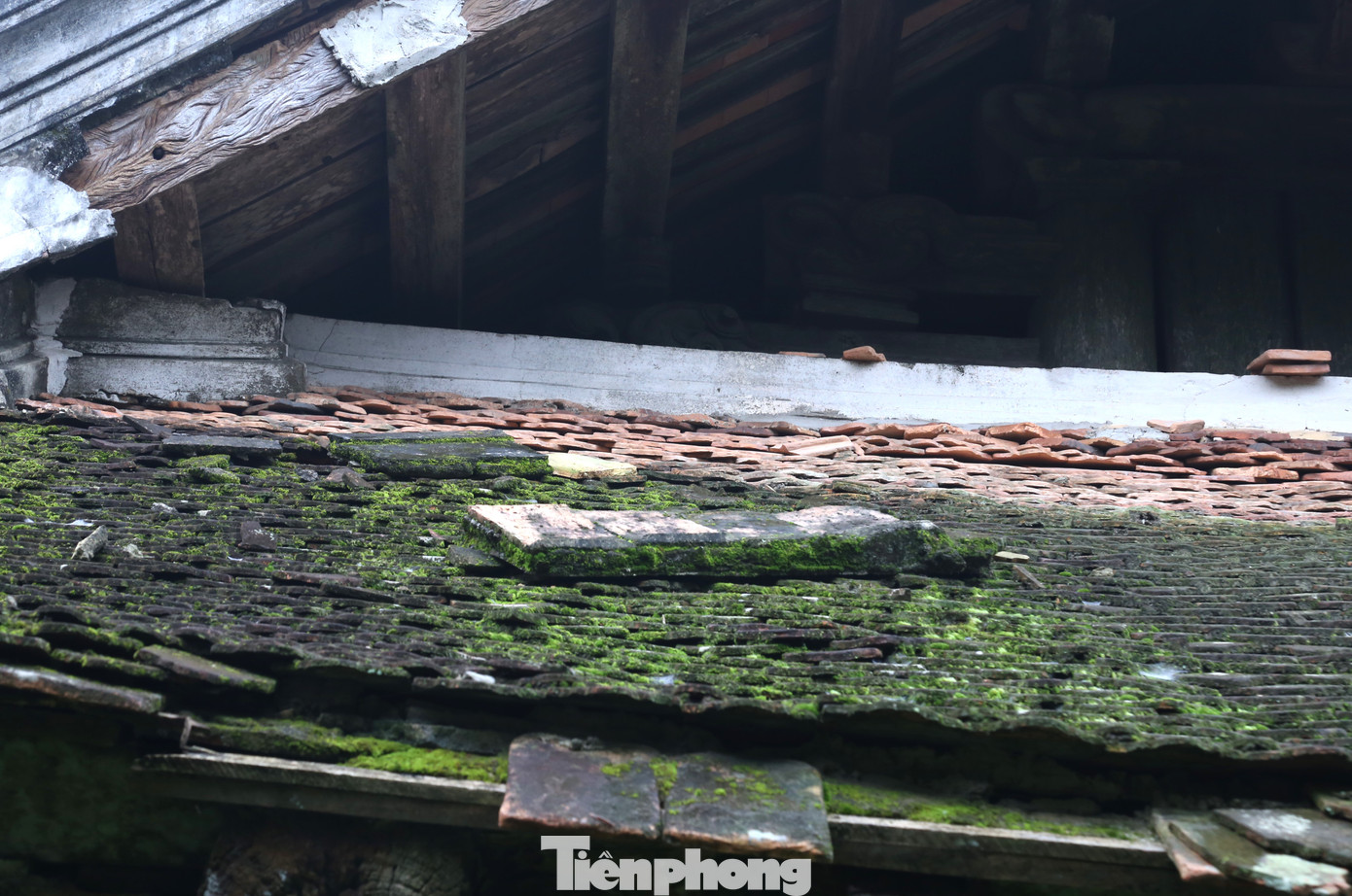 Trải qua hàng trăm năm lịch sử, đình Trung Cần đang xuống cấp nặng nề. Ông Hồ Thanh Bình, người trông coi đình Trung Cần cho biết khoảng 20 năm trước, đình đã được sửa chữa nhẹ một lần. Đến nay, mái ngói đã bị dột rất nhiều điểm khiến nước mưa thấm xuống rui, kèo, cột và các khung gỗ chạm trổ bên trong đình. Lá mái bằng gỗ phía sau tòa hạ điện bị hỏng, kéo theo mái ngói bị oằn xuống.