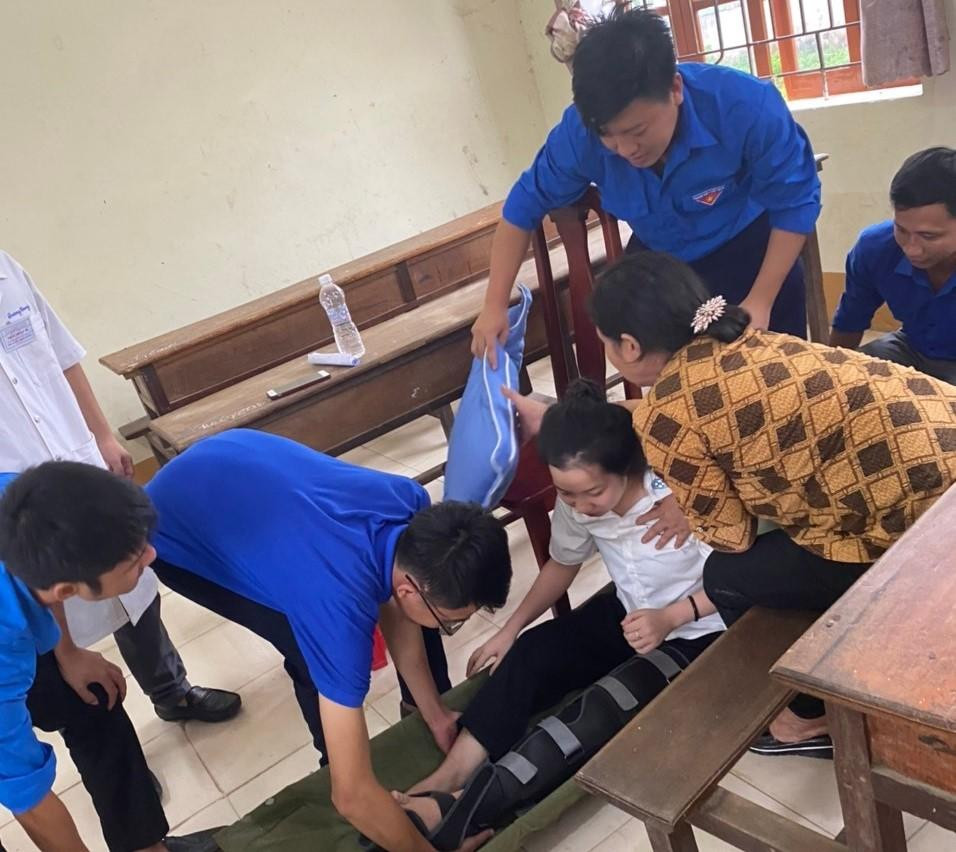 Lực lượng đoàn viên thanh niên hỗ trợ thí sinh Vân Thư Lực lượng đoàn viên thanh niên hỗ trợ thí sinh Vân Thư