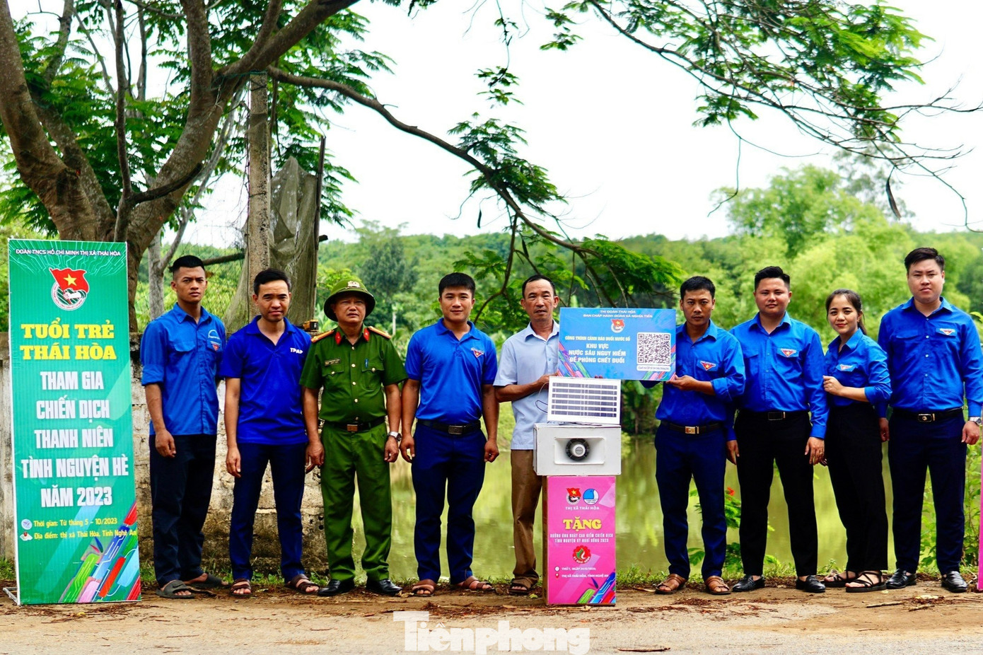 Trao tặng công trình “Hệ thống cảnh báo đuối nước bằng năng lượng mặt trời”