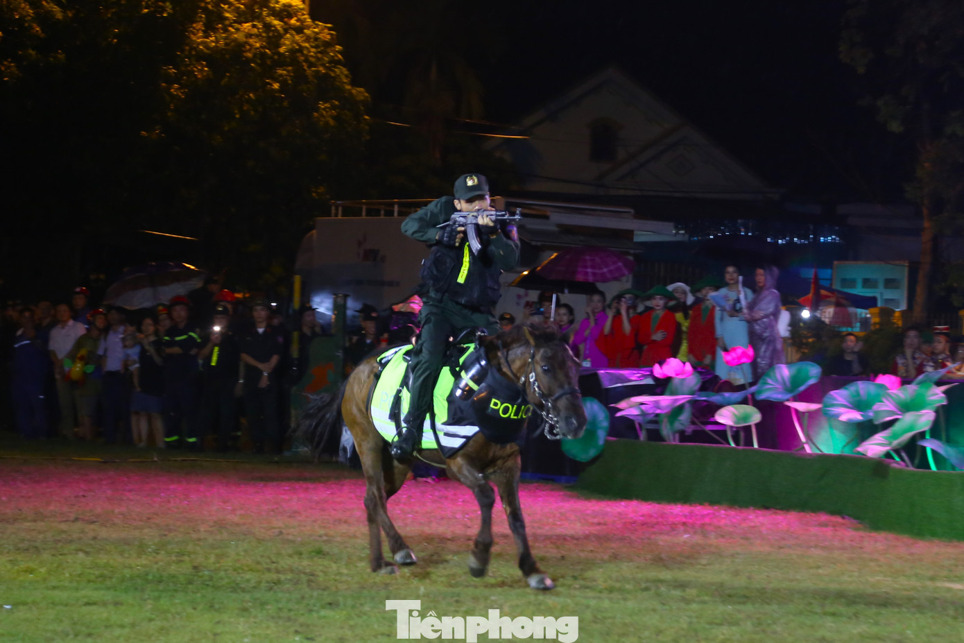 Chiến sỹ kỵ binh thực hiện thao tác sử dụng súng AK trên lưng ngựa