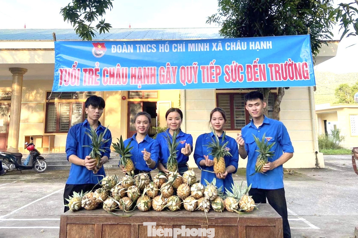 Nhằm giúp đỡ các em nhỏ hoàn cảnh khó khăn có điều kiện được đến trường, hỗ trợ sách vở, dụng cụ học tập bước vào thềm năm học mới, ngày 18/8, Ban thường vụ Huyện đoàn Quỳ Châu (Nghệ An) đã đồng loạt tổ chức thực hiện chương trình Gây quỹ tiếp sức đến trường.