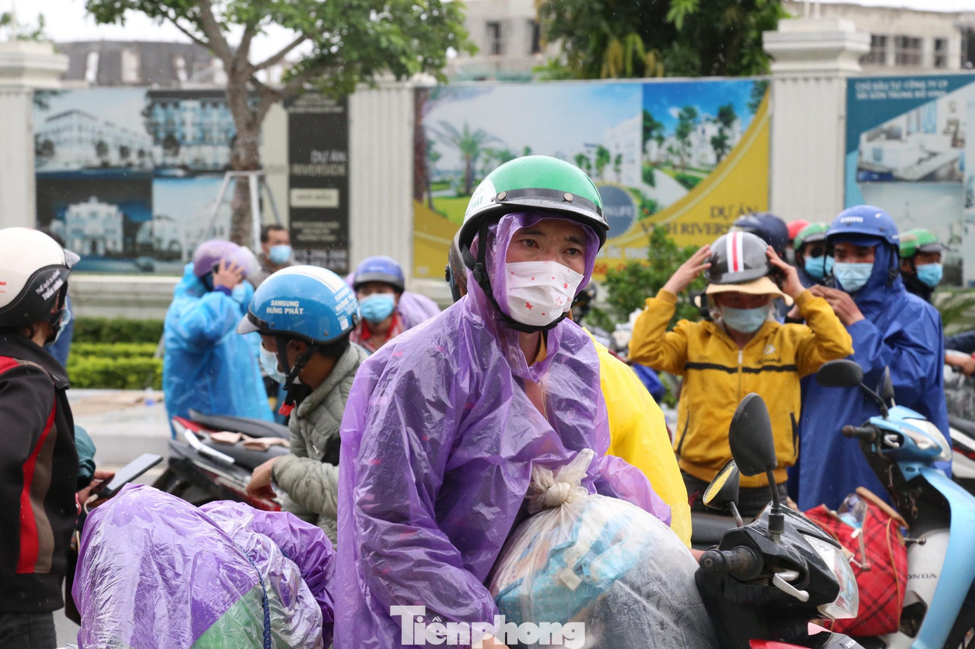 Anh Giàng A Chư (32 tuổi, trú tỉnh Sơn La), chạy xe máy chở vợ cùng hai con nhỏ về từ Đồng Nai cho hay: “Vợ chồng tôi vào Đồng Nai làm công nhân. Không có việc làm, tôi quyết định về quê". Anh Giàng A Chư (32 tuổi, trú tỉnh Sơn La), chạy xe máy chở vợ cùng hai con nhỏ về từ Đồng Nai cho hay: “Vợ chồng tôi vào Đồng Nai làm công nhân. Không có việc làm, tôi quyết định về quê".