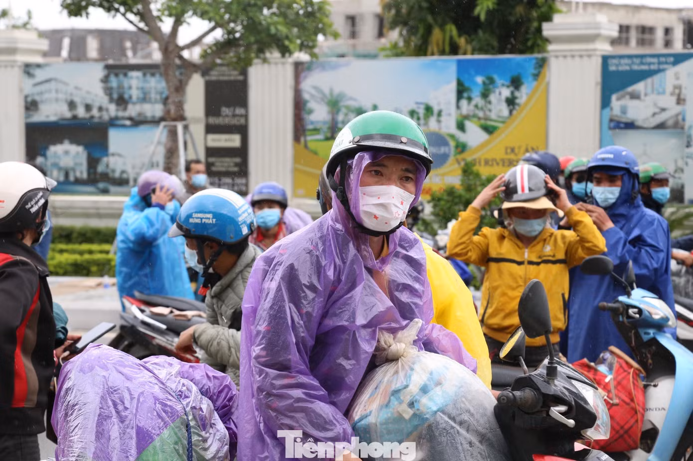 Anh Giàng A Chư (32 tuổi, trú tỉnh Sơn La), chạy xe máy chở vợ cùng hai con nhỏ về từ Đồng Nai cho hay: “Vợ chồng tôi vào Đồng Nai làm công nhân. Không có việc làm, tôi quyết định về quê".