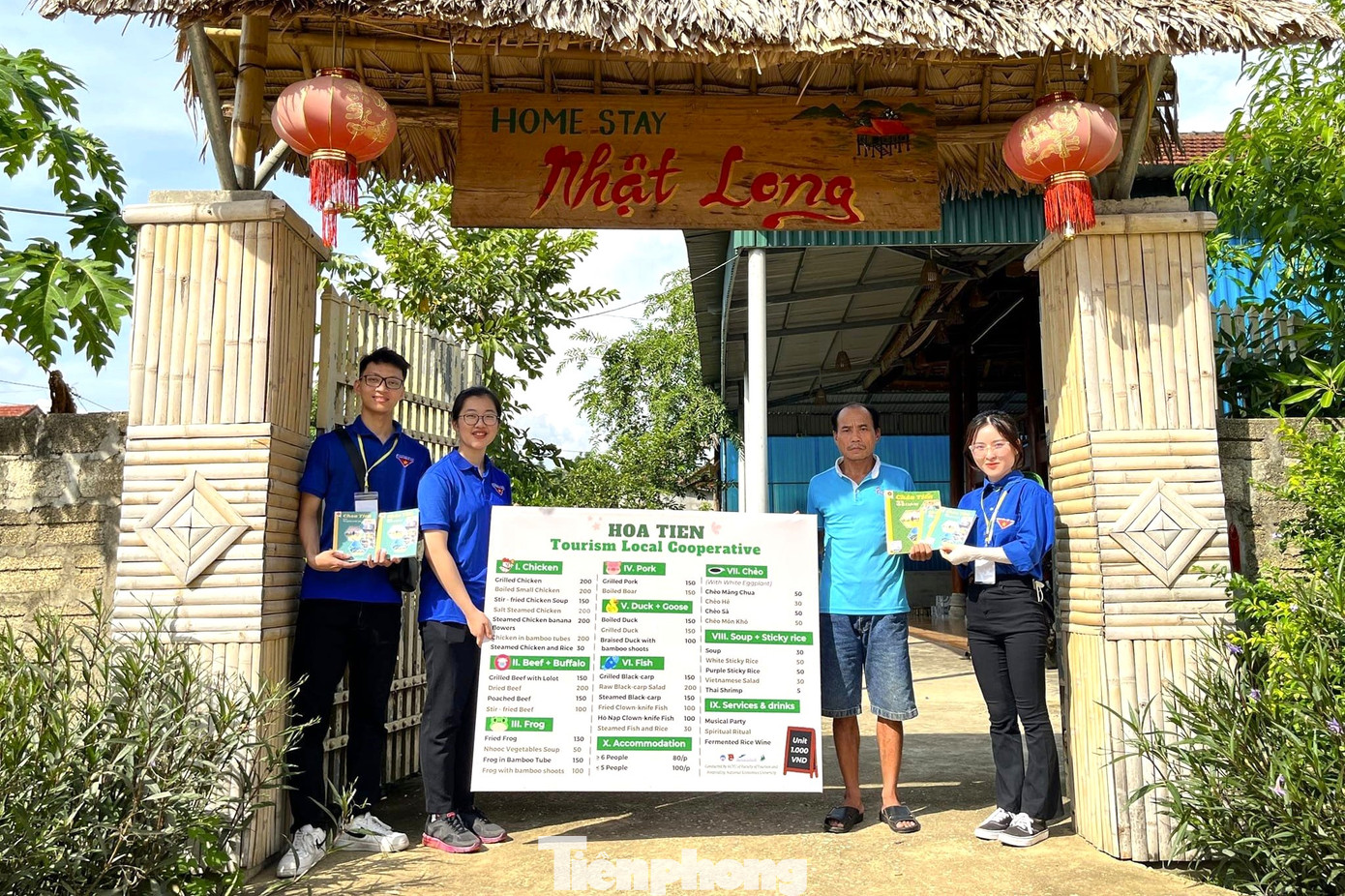 Bản dịch Việt – Anh menu ẩm thực, dịch vụ HTX Du lịch cộng đồng Hoa Tiến được các bạn trẻ thiết kế tỉ mỉ, chi tiết với màu sắc hài hòa, có 2 phần Tiếng Việt và Tiếng Anh.