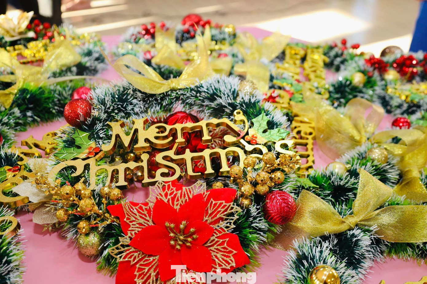 Vòng nguyệt quế là một biểu tượng quen thuộc và đặc trưng vào dịp lễ Giáng sinh. Không chỉ là vật dùng để trang trí mà nó còn mang ý nghĩa sâu sắc về sự sống và hy vọng.