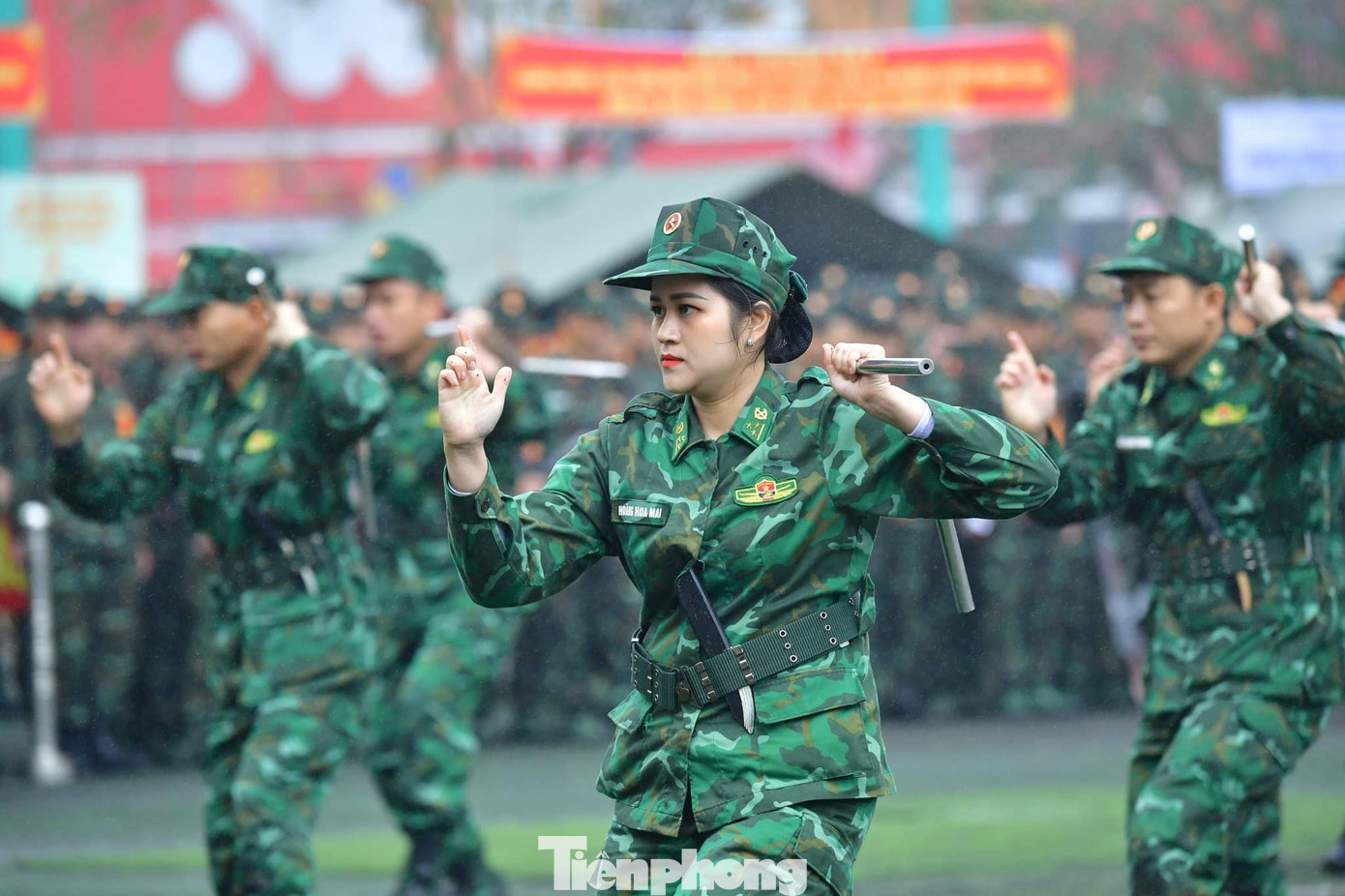 Nữ chiến sĩ Biên phòng biểu diễn các đòn đánh với côn nhị khúc.