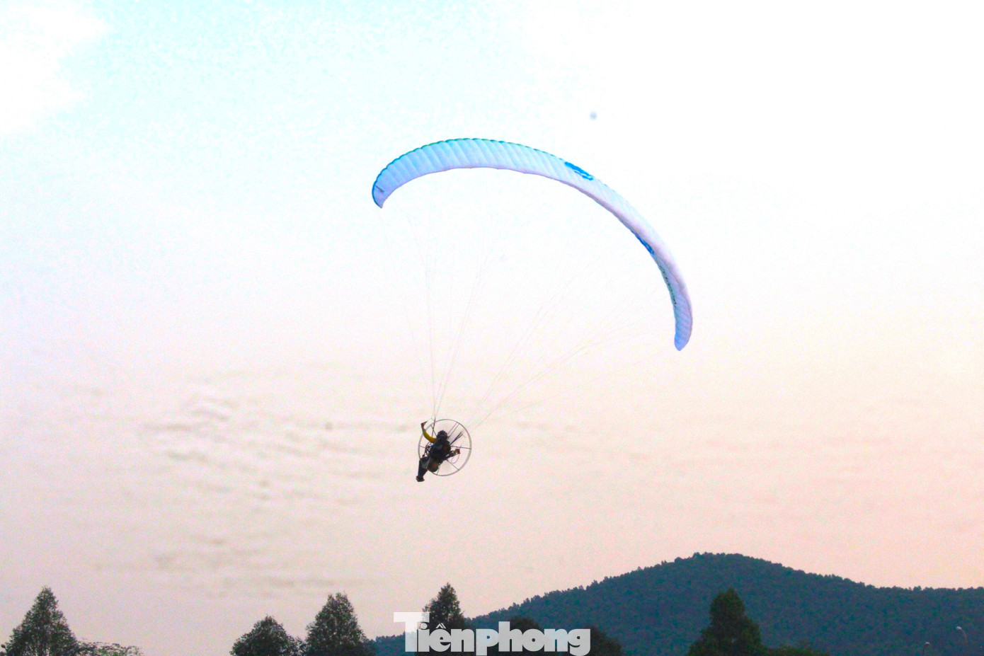 Đây cũng là dịp hiếm hoi người dân có cơ hội chiêm ngưỡng màn biểu diễn dù lượn ấn tượng.