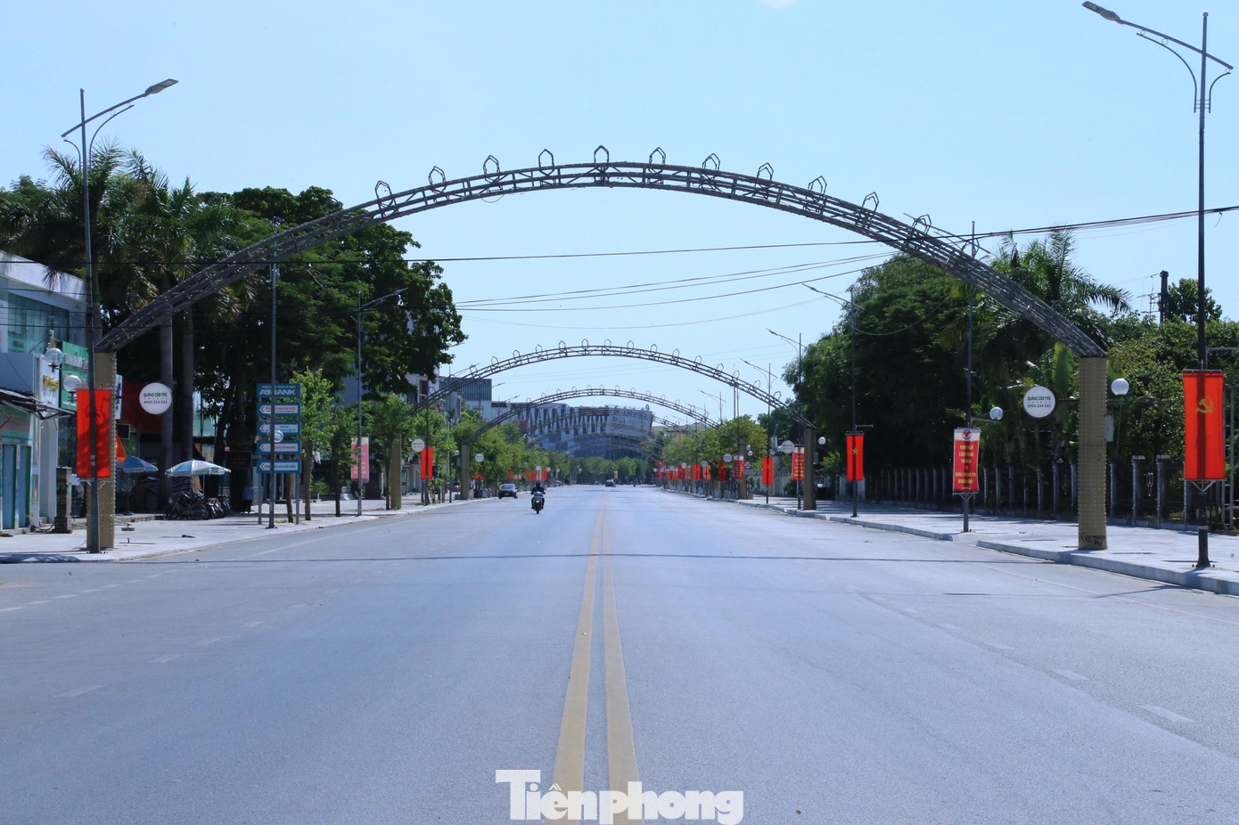 Ghi nhận trong sáng 23/8, cơ bản người dân chấp hành nghiêm "ở yên trong nhà", các tuyến phố vắng người qua lại, các cơ sở kinh doanh đồng loạt đóng cửa.