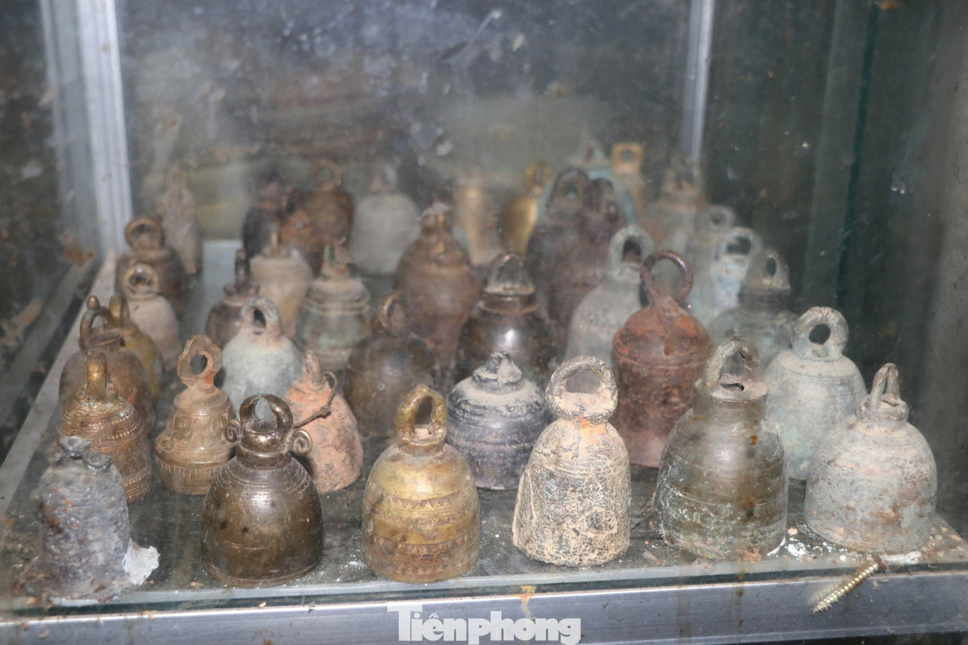 Bộ sưu tập chuông bằng nhiều chất liệu, trong đó phổ biến là đồng, có niên đại từ 100 năm đến 1.000 năm.