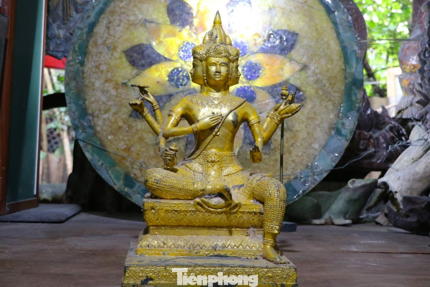 Bức tượng Tứ Diện Thần bằng đồng mạ vàng, cao 50 cm, nặng 10 kg, có niên đại khoảng 150 năm. Bốn khuôn mặt Phật tính từ mặt chính diện theo chiều kim đồng hồ, mang ý nghĩa biểu tượng cao quý của lòng tốt - nhân từ - cảm thông - công bằng (từ - bi - hỉ - xả).