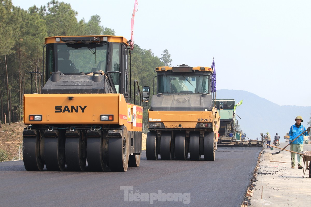 Các đơn vị thi công triển khai thảm mặt đường để kịp thông xe trên tuyến. Các đơn vị thi công triển khai thảm mặt đường để kịp thông xe trên tuyến.